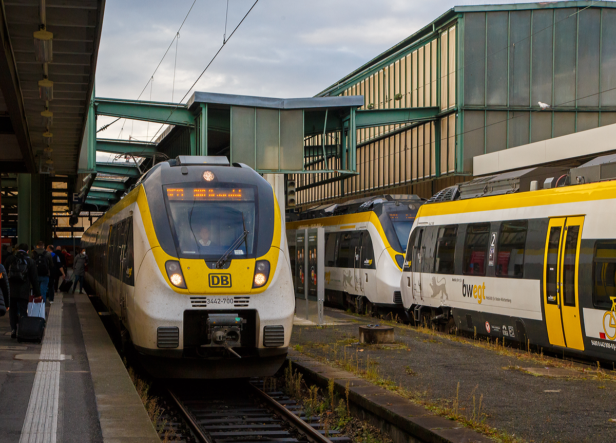 Der vierteilige Bombardier Talent 2 – DB 3442-700 / 3442-200 „Crailsheim-„ der DB Regio Baden-Württemberg steht am 26..10.2021, als RE 19 nach Schwäbisch Hall-Hessental, im Hauptbahnhof Stuttgart zur Abfahrt bereit.

Die Talent 2 Triebwagen im „bwegt“-Design wurden Mitte 2017 für das Netz Gäu-Murr von DB-Regio Baden-Württemberg in Dienst gestellt. Außergewöhnlich ist das gelb/ schwarz/ weiße Farbschema der Fahrzeuge, die als markantes Detail den Löwen des Landeswappens Baden-Württembergs führen. Das Design des Innenraums rundet das Erscheinungsbild im „bwegt“-Stil ab. Insgesamt sind 16 vierteilige Talent 2 für das Netz Gäu-Murr im Einsatz.

Die Triebwagen für das Netz Gäu-Murr verfügen über großzügig ausgelegte Mehrzweckbereiche für die Fahrradmitnahme, Kinderwägen und Rollstuhlfahrer. In den 4-teiligen Fahrzeugen steht jeweils eine behindertengerechte Toilette zur Verfügung.

TECHNISCHE DATEN vierteilige ET :
Hersteller: Bombardier Transportation
Spurweite: 1.435 mm (Normalspur)
Achsfolge:  Bo’2’Bo’2’Bo’
Länge über Kupplung: 72,3m
Achsabstand im Drehgestell (Enddrehgestell): 2.300 mm
Achsabstand im Drehgestell (Jacobsdrehgestell) : 2.800 mm
Leergewicht: 142t
Dienstgewicht: 162 t
Höchstgeschwindigkeit: 160 km/h
Stundenleistung: 3.030 kW
Raddurchmesser: 840 mm (neu)
Stromübertragung: Oberleitung, Stromabnehmer DSA 200
Kupplung: Scharfenbergkupplung
Einstiegshöhe: 800mm

