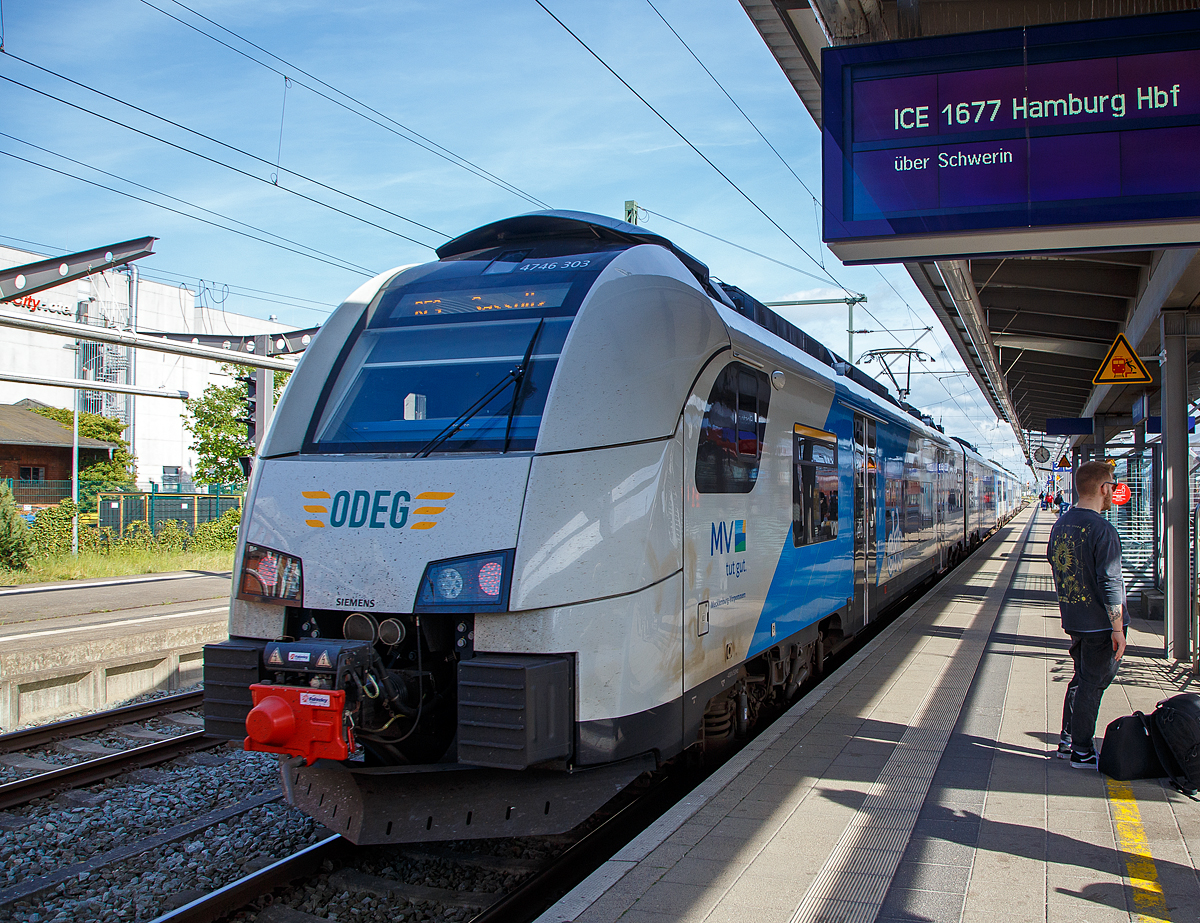 Der vierteilige Elektrotriebzug vom Typ Siemens Desiro MainLine (Desiro ML „CityJet“) 4746 803 / 4746 303 „Hansestadt  Strahlsund“ (A-ODEG 94 81 4746 303-8 / A-ODEG 94 81 4746 803-7) der ODEG - Ostdeutsche Eisenbahn GmbH verl�sst am 14.05.2022 als RE 9 nach Sassnitz den Hbf Rostock. Der Triebzug wurde 2019 von der Siemens Mobility GmbH in Krefeld als dreiteiliger ET gebaut, da die sieben Fahrzeuge der ODEG aus der laufenden Produktion f�r die �BB stammen, und sp�ter um je eine 4. Wageneinheit verl�ngert. 

Der Elektrotriebzug Desiro MainLine (Desiro ML) ist ein aus Einzelwagen modular aufgebauter Triebzug aus dem Hause Siemens. Die Fahrzeuge �hneln der deutschen Baureihe 460. Der Fahrgastraum verf�gt �ber eine gesteuerte LED-Beleuchtung, die sich den Tages- und Lichtverh�ltnissen anpasst. Die Frischluftzufuhr wird automatisch in jedem Wagen �ber eine Heizungs-, Klima- und L�ftungsanlage (HKL) mit CO�-Sensoren gem�� der Auslastung reguliert. Separate Mehrzweckbereiche erm�glichen die Mitnahme von 36 Fahrr�dern im Zug. Es besteht ein barriere- bzw. rampenfreier Zugang zum Universal-WC. Alle Einstiege erhalten einen tiefliegenden Schiebetritt und am letzten Einstieg je eine Spalt�berbr�ckung.

Im Jahr 2019 entschloss sich die Ostdeutsche Eisenbahn GmbH zur Beschaffung von Neufahrzeugen im Hinblick auf einen m�glichen Einsatz auf dem Teilnetz Ostseek�ste-Ost der Verkehrsgesellschaft Mecklenburg-Vorpommern. Hierzu bestellte Alpha Trains bei Siemens Mobility sieben vierteilige Desiro-ML-Triebz�ge, die an die ODEG verleast wurden. Gem�� Angaben der �sterreichischen Bundesbahnen erfolgte im Jahr 2019 eine gemeinsame Bestellung, durch den Auftrag der ODEG spare die �BB bei ihrer Bestellung von 24 Triebz�gen einen siebenstelligen Euro-Betrag. Damit die ODEG den Betrieb der Regionalexpresslinien ab 15. Dezember 2019 sicherstellen konnte, wurde im Gegenzug eine Vermietung von sechs �BB-Triebwagen der Baureihe 4746 an die ODEG f�r vier Monate vereinbart. Dies betraf die Triebz�ge 4746 051 bis 056.

Der erste Triebzug durchlief im Dezember 2019 die Inbetriebsetzungsphase. Der erste Triebwagen der ODEG wurde Ende Januar 2020 abgenommen und ging kurz danach in den Fahrgasteinsatz. Da die Fahrzeuge aus der laufenden Produktion f�r die �BB stammen, wurden sie zun�chst dreiteilig ausgeliefert, die Verl�ngerung auf vier Wagen wurde 2021/2022 durchgef�hrt. Die Triebz�ge haben wie alle Fahrzeuge der Baureihe 4746 eine Ausstattung f�r den Betrieb unter 25 kV, 50 Hz ~ und 15 kV, 16,7 Hz ~ erhalten.

Die Ausstattung der Innenr�ume entspricht jenem der �BB-Einheiten. Die Sitze des Typs Borcad GENIO sind hierbei jedoch einfarbig in grau gehalten.

Die Reihen 4744 und 4746 der �BB - �sterreichischen Bundesbahnen und der Raaberbahn sowie die Baureihe 4746 der ODEG - Ostdeutschen Eisenbahn sind elektrische Triebwagen, die seit Dezember 2015 vom Hersteller Siemens Mobility ausgeliefert werden. Sie wurden auch unter dem Namen �BB Cityjet bzw. Raaberbahn Ventus bekannt. Obwohl die Z�ge von unterschiedlichen Eisenbahnverkehrsunternehmen betrieben werden, sind sie innerhalb ihrer Reihe exakt baugleich. 

Die Reihe 4744 wurde f�r den Regionalverkehr und S-Bahn-Systeme au�erhalb von Wien und die Reihe 4746 f�r den Betrieb bei der S-Bahn Wien entwickelt, letztere weist pro Seite zwei T�ren mehr auf. Obwohl f�r den Einsatz in Deutschland bestimmt, geh�ren auch die von der ODEG geleasten Triebz�ge der Baureihe 4746 an und sind in �sterreich registriert.

TECHNISCHE DATEN:
Spurweite:1.435 mm
Achsfolge: Bo‘Bo‘+2‘2‘+2‘2‘+Bo‘Bo‘
L�nge (�ber Kupplung): 101.428 mm
Drehzapfenabstand: 16.240 mm
Achsabstand im Drehgestell: 2.300 mm
Antriebsleistung: 2.600 kW 
H�chstgeschwindigkeit: 160 km/h 
Eigengewicht: 184 t
Anfahrbeschleunigung1,0 m/s� (0.77 m/s� im Batterie-Modus)
Stromsystem: 15 kV 16,7 Hz AC / 25 kV, 50 Hz AC
Fu�bodenh�he: 600 mm
Fahrgastkapazit�t: 324 Sitzpl�tze, 335 Stehpl�tze, 36 Fahrradstellpl�tze 
Max. Achslast: kleiner 17 t