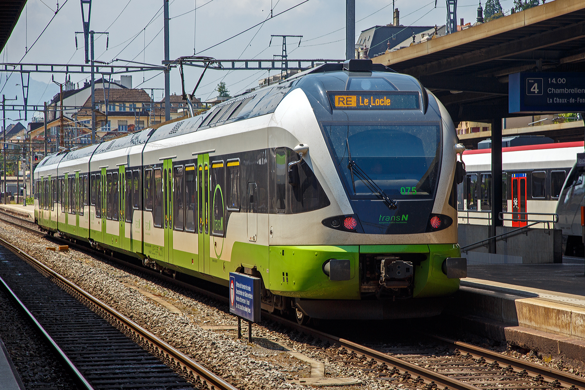
Der vierteilige Flirt RABe 523 075 der transN (Transports Publics Neuchâtelois, ex TRN und TN) steht am 18.05.2018 als RE nach Le Locle im Bahnhof Neuchâtel (Neuenburg) zur Abfahrt bereit.

Die vierteiligen Stadler FLIRT 074 bis 077 der transN werden als RABe 523 (RABe 94 85 0 523 0xx-x CH-TRN) geführt und nicht als RABe 527. Die amtliche Initialen und international gültige Fahrzeughalterkennzeichen lauten TRN (weil maximal fünf Buchstaben möglich sind).