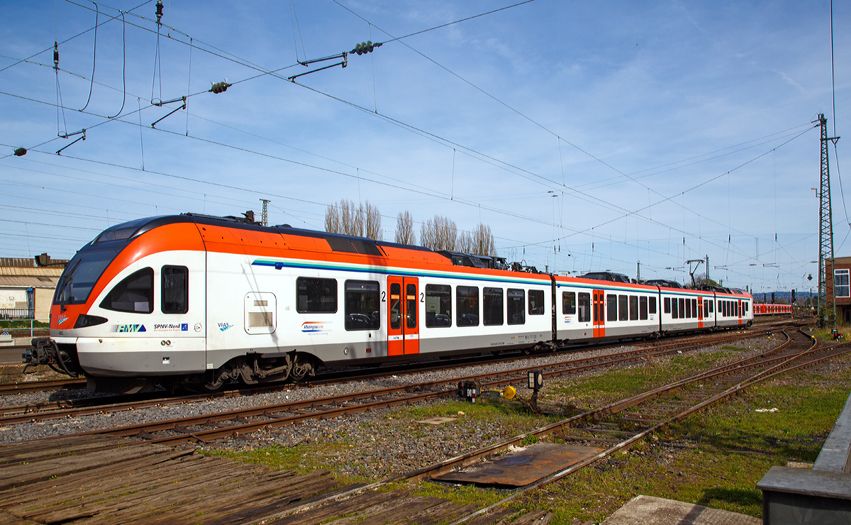 
Der vierteilige Stadler FLRIT 401 der VIAS (für die RheingauLinie - SE10) ist am 12.04.2015 im Bahnhof Neuwied abgestellt.

Technische Merkmale von den FLIRT:
• Volle Durchgängigkeit des Fahrgastraumes, stufenlos begehbar
• Niederfluranteil > 90 %
• Großzügig gestaltete Multifunktionsabteile in allen Einstiegsbereichen
• 4 Einstiegstüren pro Seite beim Vierteiler, gleichmäßig angeordnet, geringer Spalt zum Bahnsteig
• Barrierefreies, geschlossenes WC-System
• Luftgefederte Trieb- und Laufdrehgestelle
• Redundante Antriebsausrüstung mit wassergekühlten IGBTStromrichtern
• Vielfachsteuerung bis zu 3 Fahrzeuge
• Elektrische Spaltüberbrückung reduziert den Spalt zwischen Bahnsteig und Fahrzeug.

Fahrzeugdaten:
Spurweite: 1.435 mm
Achsanordnung: 1A’ 2’2’2’ Bo’
Speisespannung: 15 kV, 16 2/3 Hz
Anzahl der Fahrzeuge:  14
Inbetriebsetzung: 2010
Sitzplätze: 1. Kl. 16 / 2. Kl. 176
Klappsitze: 38
Stehplätze:  196
Fußbodenhöhe: Niederflur am Einstieg 600 mm / Hochflur 1.120 mm
Einstiegsbreite: 1.300 mm
Länge über Kupplung: 74.278 mm
Fahrzeugbreite: 2.880 mm
Fahrzeughöhe: 4.273 mm
Drehgestellachsstand: 2.700 mm
Triebraddurchmesser: 870/800 mm (neu/abgenutzt)
Laufraddurchmesser: 750/690 mm (neu/abgenutzt)
Dauerleistung am Rad: 2.000 kW
Max. Leistung am Rad: 2.600 kW
Anfahrzugkraft baulich bis 55 km/h: 200 kN
Max. Beschleunigung bis 80 km/h: 1,06 m/s²
Höchstgeschwindigkeit: 160 km/h
