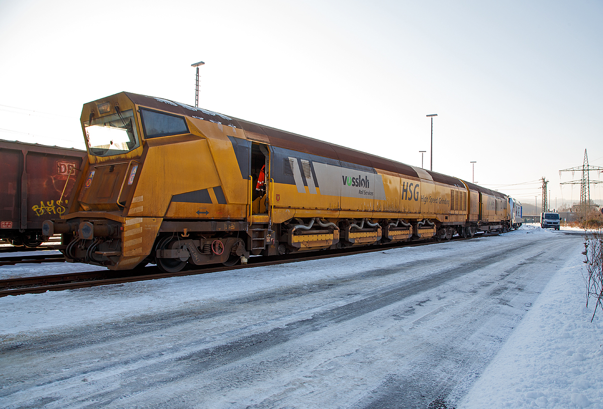 
Der Vossloh Hochgeschwindigkeitsschleifzug HSG - 2 (Vossloh High Speed Grinding), Schweres Nebenfahrzeug Nr. D-VMRS 9980 9527 002-6, der Vossloh Mobile Rail Services GmbH (Bützow), abgestellt am 22.01.2017 beim ICE-Bahnhof Montabaur.

Der Schleifzug wurde von Vossloh unter der Fabriknummer HSG-2-02 im Jahr 2012 gebaut. Die EBA-Nummer ist 10 C04A002.
   
Das Vossloh High Speed Grinding (HSG) ist eine innovatives und neuartiges Schienenschleifverfahren, dessen herausragendes Merkmal die weltweit einzigartige Arbeitsgeschwindigkeit von 80 km/h ist. Dadurch ist die Bearbeitung von Schienen ohne betriebsbehindernde Sperrpausen möglich. Hauptanwendungsbereich ist das präventive Schleifen zur Vermeidung von Rollkontaktschäden und Verriffelung.

TECHNISCHE DATEN:
Spurweite: 1.435 mm
Achsfolge:  unbek.
Anzahl der Achsen: 8 (in 4 Drehgestelle, vom Typ ELH RC25NT)
Länge über Puffer:  37.000 mm (18,50 m / 18,50 m)
Drehzapfenabstand: 2 x 14.600 mm
Achsabstand im Drehgestell: 1.800 mm 
Eigengewicht:  120.000 kg
Nutzlast: 32 t
max. Achslast: 23 t (Zul. Streckenklasse C2/CM2 und höher)
Höchstgeschwindigkeit: 120 km/h (Im Schleifbetrieb 80 km/h)
Motorleistung: unbek.
Laufkreisdurchmesser: 920 m
Kleister befahrbarer Gleisbogen: R 150 m
Zur Mitfahrt zugel. Personen: 5
Max. Anhängelast: - t
Tankinhalt: 3.600 l (Diesel)
Arbeitsrichtung: beidseitig
Anzahl der Schleifsteine: 96

Mit dem Hochgeschwindigkeitsschleifzug HSG-2 ermöglicht Vossloh den Netzbetreibern Schienenpflege im Fahrplan. Der gezielte Abtrag der aufgehärteten Schienenoberfläche mit High Speed Grinding beugt Head Checks oder Verriffelungen vor, und die stufenlose Anpassung der Schleifaggregate bietet eine Optimierung des Schienenquerprofils – bei bis zu 80 km/h Arbeitsgeschwindigkeit!  
Die Absaugtechnik fängt den Materialabtrag auf; die Staubbehälter fassen sechs Tonnen. Der Prozess wird exakt überwacht, und die Arbeitsergebnisse werden dokumentiert. Dank modularer Bauweise lassen sich zudem zwei Schleifzüge zu einer noch leistungsfähigeren twin-Version koppeln.

Prinzip:
High Speed Grinding basiert auf dem Prinzip des Umfangsschleifens, wobei alle Schleifkörper der Maschine passiv angetrieben (durch die Fahrbewegung) und hydraulisch zugestellt werden. Dieses patentierte Verfahren ermöglicht Arbeitsgeschwindigkeiten von bis zu 100 km/h. Der Abtrag von 0,1 mm wird routinemäßig durch drei Überfahrten (2x Schrupp-, 1x Schlichtmodus) sichergestellt.

Maschinenleistung:
Abtrag: ca. 50 µm pro Überfahrt, Rauhigkeit Ra < 8 µm
Arbeitsgeschwindigkeit: 60 bis 100 km/h (Normal 80 km/h)
Reichweite: ca. 100 km pro Schicht
Weichen werden ohne Einschränkung durchfahren, von der Bearbeitung aber ausgespart, Schaltmittel/Bahnübergänge müssen nicht ausgebaut werden.

Einsatzgebiete für das High Speed Grinding sind:
Präventivschleifen:  Vermeidung von Rollkontaktermüdungsschäden durch regelmäßiges Entfernen der ermüdeten Schienenoberfläche, dadurch dauerhaft gute Qualität des Fahrwegs. Der Arbeitsbetrieb erfolgt im Fahrplan. 

Walzhautschleifen: Zweck des Walzhaut- oder Erstlagenschliffs ist die Verzögerung von Riffelbildung sowie die Beseitigung bauseitig entstandener Schienenfehler. Hierbei werden 0,2 bis 0,3 mm von der Schienenoberfläche entfernt, welches in 5 bis 6 Überfahrten bei geringster Baubehinderung geschieht.

Akustikschleifen: Instandhaltung der Fahrflächenebenheit bedeutet, dies bedeutet Reduzierung des durchschnittlichen Schienenlärms durch regelmäßige Schienenpflege, zudem Minimierung von Verriffelungen und Schlupfwellen.

Schmierfilmbeseitigung: Herbstliche, durch Laub verursachte Schmierfilme auf der Schiene führen alljährlich zu erheblichen Betriebsproblemen. Auch andere Schmierfilme, beispielsweise durch Industrieansiedlungen an der Strecke und deren Luftverunreinigungen verursacht, können Probleme bei der Anfahrt oder beim Bremsen verursachen. Zudem kann die Signalgebung beeinträchtigt werden.

Quelle: Vossloh Rail Service GmbH und eigene Sichtung.