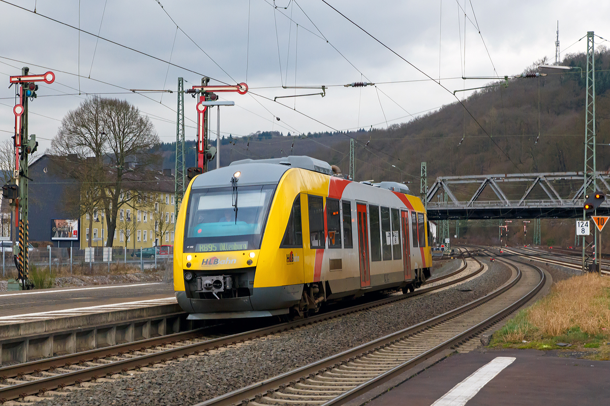 
Der VT 202 (95 80 0640 102-9 D-HEB) ein Alstom Coradia LINT 27 der (Hessische Landesbahn), ex Vectus VT 202, fährt am 27.03.2015 als RB 95  Sieg-Dill.Bahn  Au/Sieg - Siegen - Dillenburg in den Zielbahnhof Dillenburg ein. 

Der Triebwagen wurde 2004 Alstom (LHB) in Salzgitter unter der Fabriknummer 1187-002 für die vectus Verkehrsgesellschaft mbH gebaut, mit dem Fahrplanwechsel am 14.12.2014 wurden alle Fahrzeuge der vectus nun Eigentum der HLB.