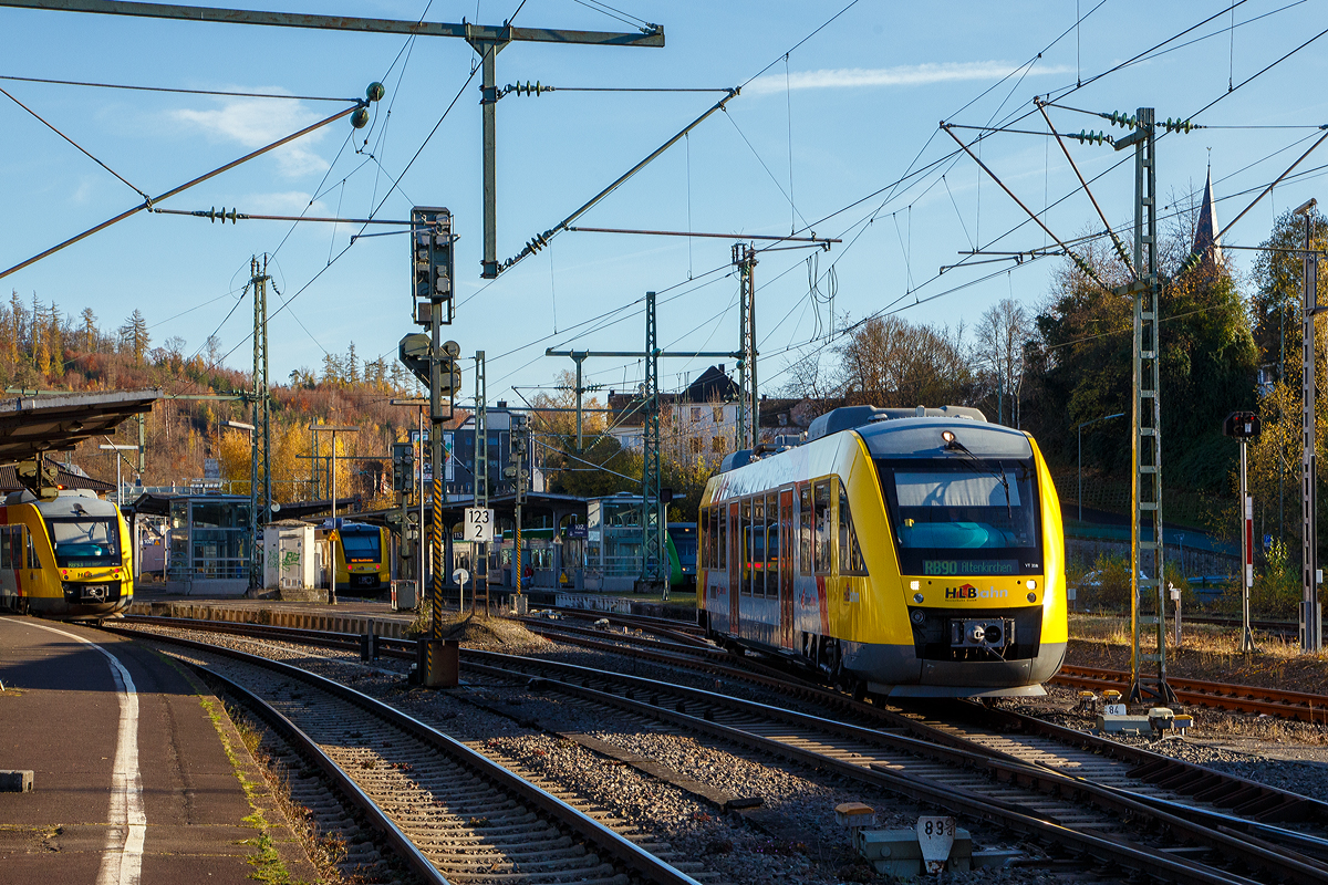 Der VT 208 ABp (95 80 0640 108-6 D-HLB), ein Alstom Coradia LINT 27 der HLB, ex vectus VT 208, verlässt am 09.11.2021 nun als RB 90  Westerwald-Sieg-Bahn  (Betzdorf – Au - Altenkirchen) den Bahnhof Betzdorf (Sieg). 

Der Alstom Coradia LINT 27 wurde 2004 von Alstom (LHB) in Salzgitter unter der Fabriknummer 1187-008 für die vectus Verkehrsgesellschaft mbH gebaut, mit dem Fahrplanwechsel am 14.12.2014 wurden alle Fahrzeuge der vectus nun Eigentum der HLB.

