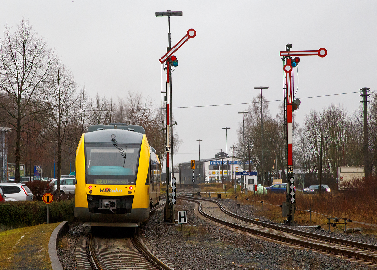 
Der VT 251 (95 80 0648 151-8 D-HEB / 95 80 0648 651-7 D-HEB) der HLB (Hessische Landesbahn), ein Dieseltriebzug vom Typ Alstom Coradia LINT 41 fährt am 04.01.2018 vom Bahnhof Hachenburg weiter in Richtung Altenkirchen. Er fährt als RB 90  Westerwald-Sieg-Bahn  die Verbindung Westerburg – Altenkirchen, eigentlich weiter über Au (Sieg) und Betzdorf nach Siegen. Aber aufgrund von Unwetterschäden durch das Sturmtief Burglinde, war die Bahnstrecke Altenkirchen – Au (Sieg) gesperrt. 

Das Ausfahrtsignal (N2) zeigt Hp 1 – Fahrt, die schwarze rechteckige Tafel mit vier weißen Rauten ( Rautentafel ), bei dem Auffahrtssignal, ist das Signal Bü 2 - Überwachungssignal ist zu erwarten, welches als Bahnübergangssignal Bü 1 - der Bahnübergang darf befahren werden, angezeigt wird.