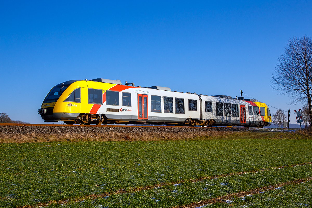 
Der VT 258 (95 80 0648 158-3 D-HEB / 95 80 0648 658-2 D-HEB) ein Alstom Coradia LINT 41 der HLB (Hessische Landesbahn) fährt am 20.01.2019 als RB 90  Westerwald-Sieg-Bahn  (Westerburg - Altenkirchen - Au/Sieg - Siegen) von Hachenburg weiter in Richtung Altenkirchen. 

Er befährt die Oberwesterwaldbahn (KBS 461) zwischen Hachenburg und Ingelbach.  