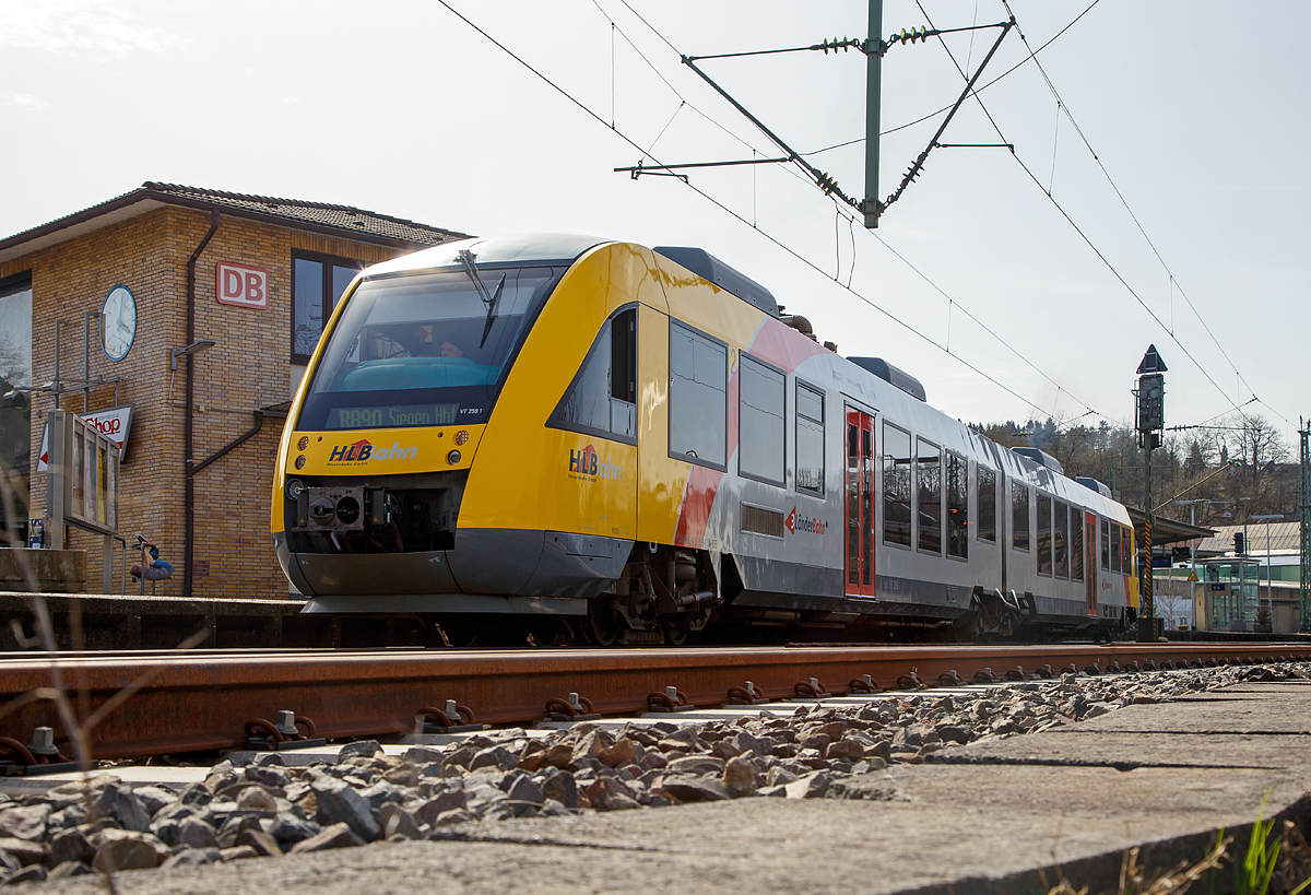 
Der VT 259 (95 80 0648 159-1 D-HEB / 95 80 0648 659-0 D-HEB) ein Alstom Coradia LINT 41 der HLB (Hessische Landesbahn), ex Vectus VT 259, verlässt am 08.04.2018 den Bahnhof Betzdorf (Sieg), als RB 90  Westerwald-Sieg-Bahn  (Westerburg - Altenkirchen - Au/Sieg - Betzdorf - Siegen). 
