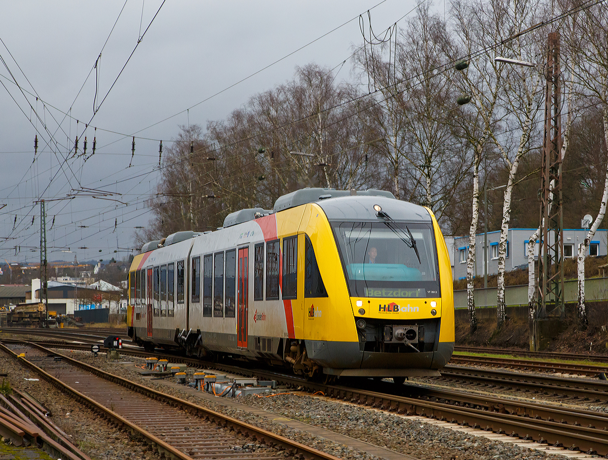 
Der VT 261 (95 80 0648 161-7 D-HEB / 95 80 0648 661-6 D-HEB) der HLB (Hessische Landesbahn), ein Alstom Coradia LINT 41, fährt am 05.01.2018, als RB 93  Rothaarbahn  (Bad Berleburg - Kreuztal -Siegen - Betzdorf), von Kreuztal weiter in Richtung Siegen.