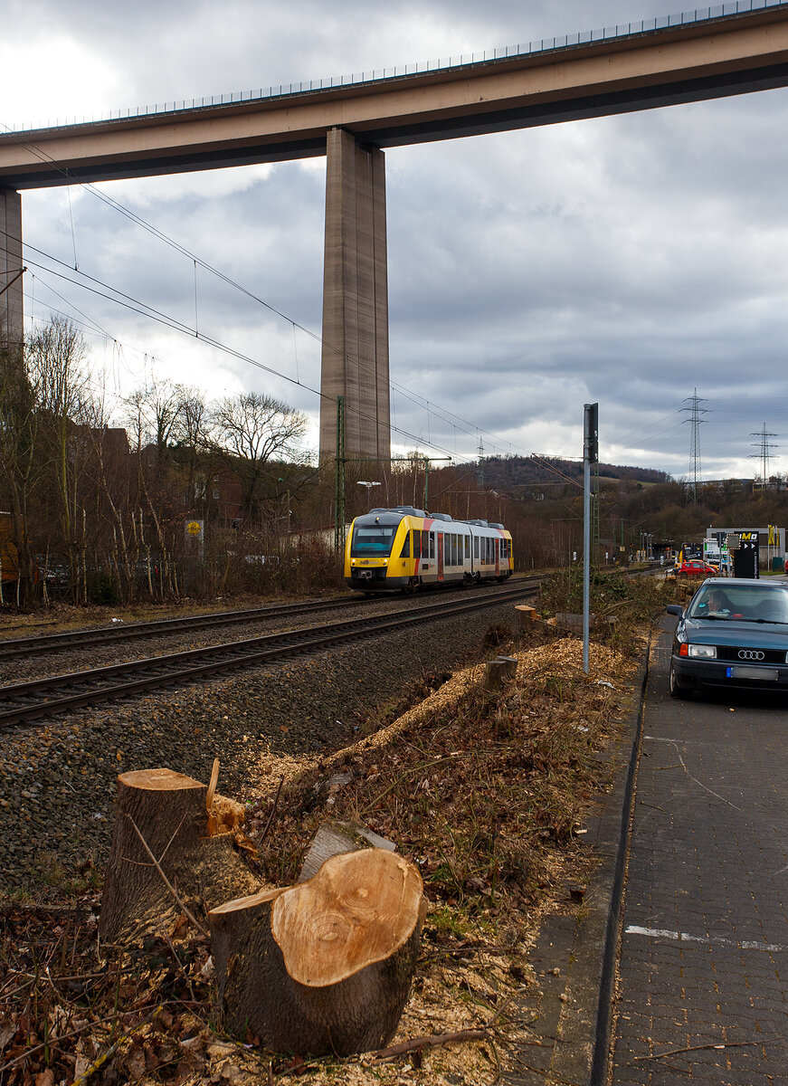 Der VT 261 (95 80 0648 161-7 D-HEB / 95 80 0648 661-6 D-HEB) ein Alstom Coradia LINT 41 der HLB (Hessische Landesbahn), hat am 28 Februar 2026, als RB 90  Westerwald-Sieg-Bahn  (Altenkirche - Au/Sieg – Siegen) den Bahnhof Eiserfeld verlassen und fährt seinem Ziel den Hauptbahnhof Siegen entgegen. 
