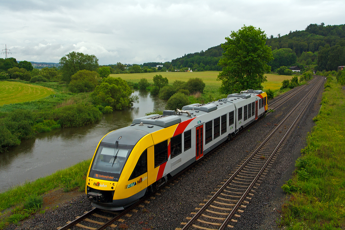 Der VT 281 (95 80 0648 021-3 D-HEB / 95 80 0648 521-2 D-HEB) ein LINT 41 der HLB (Hessische Landesbahn) am 27.05.2014 kurz vor der Einfahrt in den Bahnhof Leun/Braunfels. Er fährt als RB 25  Lahntalbahn  die Verbindung Gießen - Wetzlar - Limburg a.d. Lahn.  

Der LINT 41 wurde 2011 bei Alstom gebaut. Er hat die EBA-Nummer  EBA 10C 08B 012.