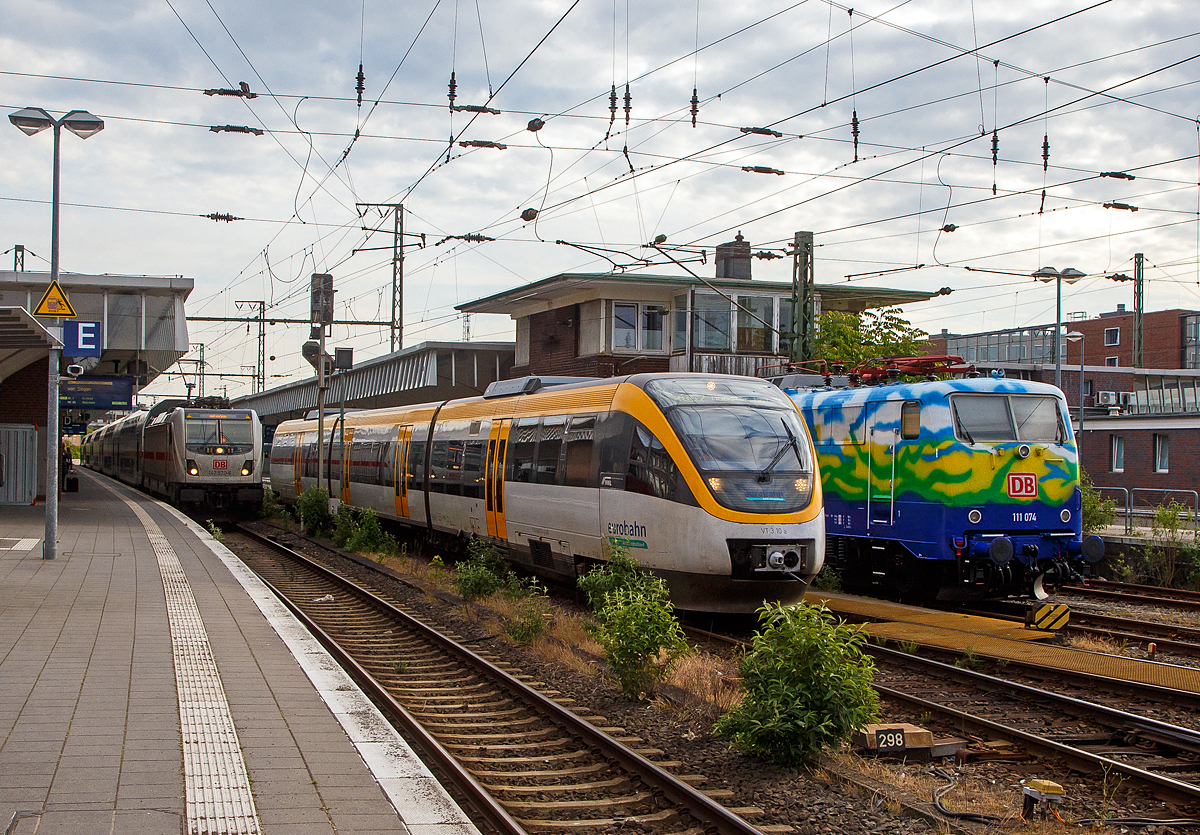 Der VT 3.10 der eurobahn, ein dreiteiliger diesel-mechanischer Bombardier Talent der Baureihe 643 verl�sst am 31.05.2022, als RB 67 „Der Warendorfer“ (M�nster – Warendorf – G�tersloh – Bielefeld) den Hbf M�nster (Westfalen). W�hrend links die 147 570-6 mit dem IC 2328 von Siegen steht und rechts die 111 074-1 „Hilde“ abgestellt ist.