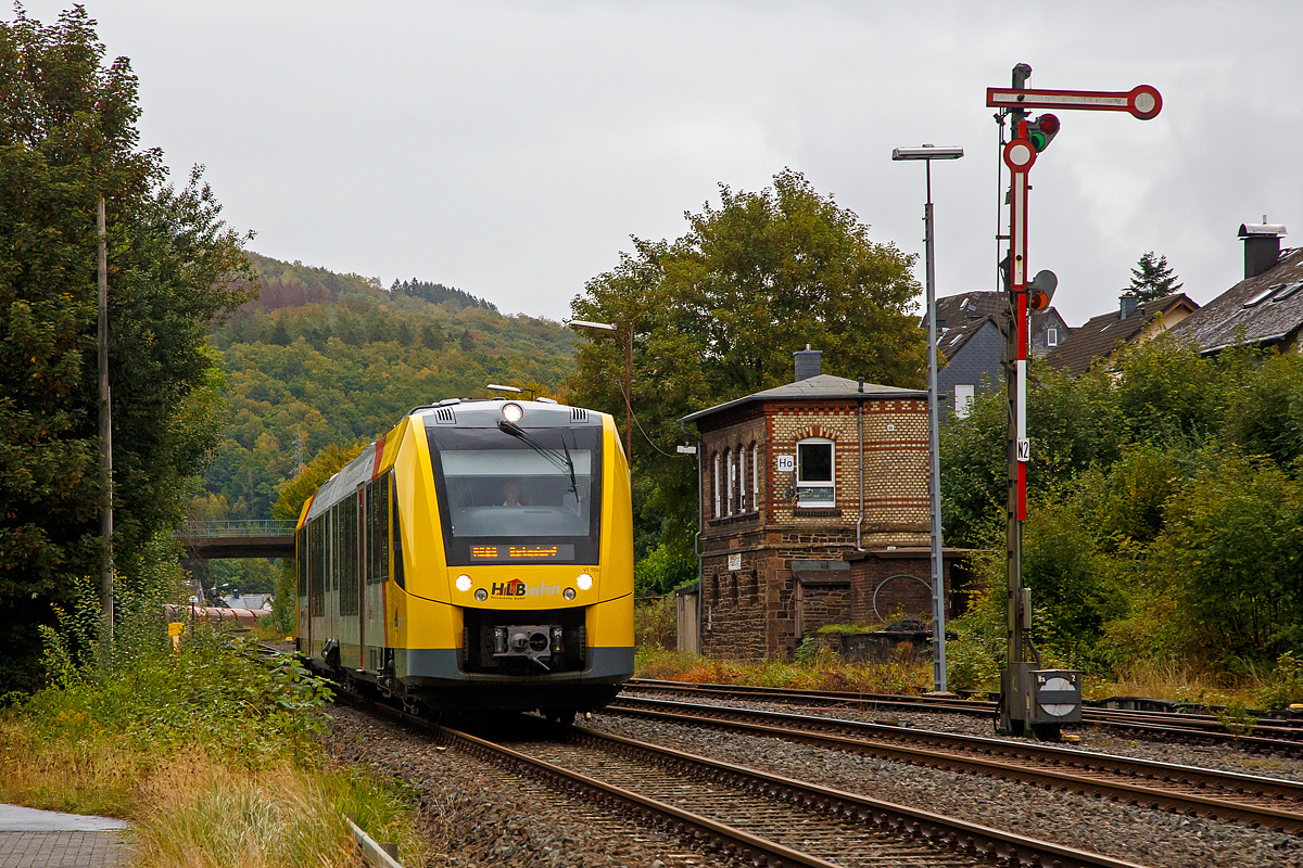 
Der VT 504 (95 80 1648 104-5 D-HEB / 95 80 1648 604-4 D-HEB), ein Alstom Coradia LINT 41 der neuen Generation / neue Kopfform der HLB (Hessische Landesbahn GmbH) erreicht am 26.09.2020, als RB 96  Hellertalbahn  (Neunkirchen - Herdorf - Betzdorf), den Bahnhof Herdorf.