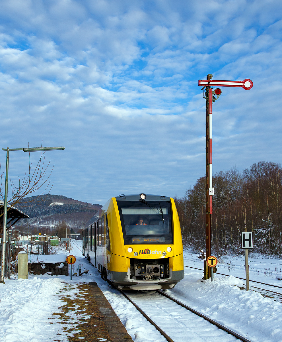
Der VT 504 ein Alstom Coradia LINT 41 der neuen Generation (95 80 1648 104-5 D-HEB / 95 80 1648 604-4 D-HEB) der HLB (Hessische Landesbahn GmbH) fährt am 18.01.2017, als RB 96  Hellertalbahn  (Neunkirchen - Herdorf - Betzdorf), Umlauf 61772, in den Bahnhof Herdorf ein.