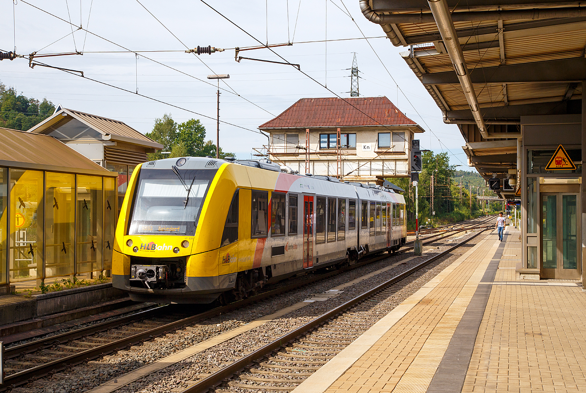 
Der VT 506  (95 80 1648 106-0 D-HEB / 95 80 1648 606-9 D-HEB), ein neuer Alstom Coradia LINT 41 der HLB (Hessische Landesbahn GmbH) erreicht nun den Bahnhof Kreuztal. Der LINT 41 fährt als RB 93  Rothaarbahn  (Bad Berleburg - Kreuztal -Siegen - Betzdorf).