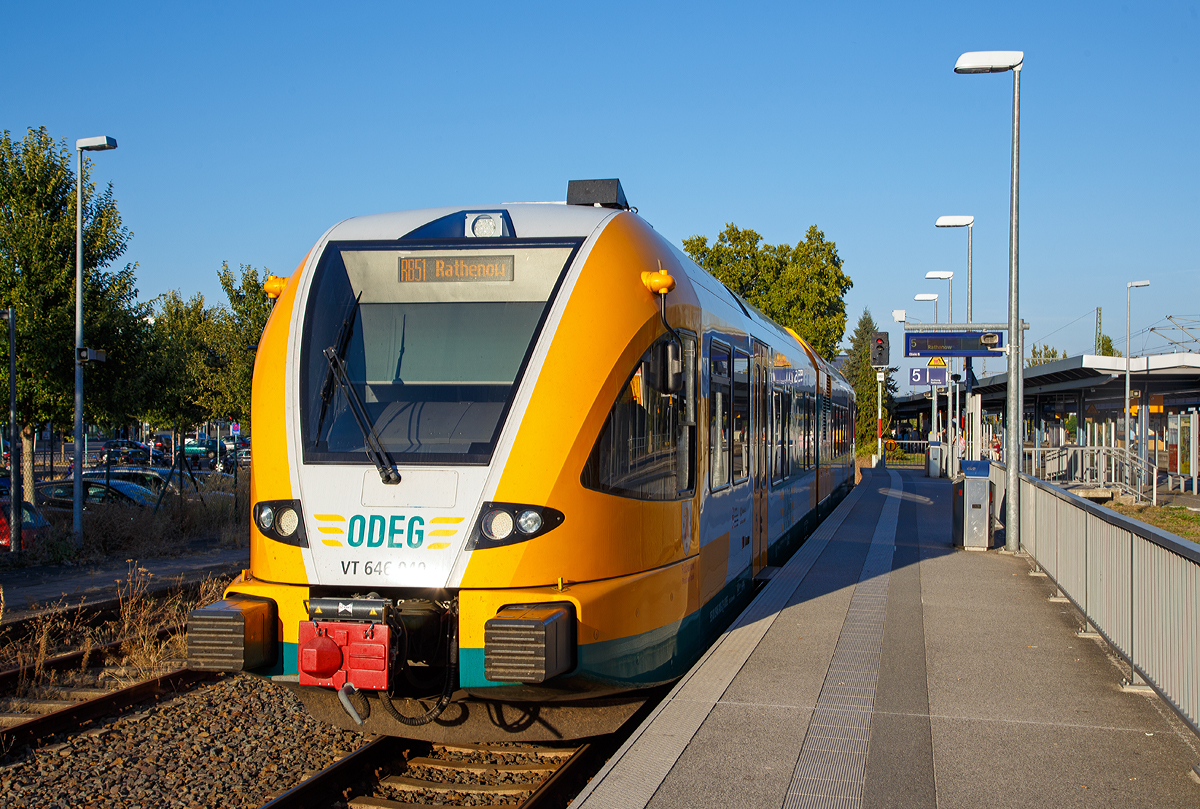
Der VT 646.040  Rathenow  (95 80 0946 040-2 / 95 80 0646 040-5 / 95 80 0946 540-1 D-ODEG) ein Stadler GTW 2/6 der Ostdeutsche Eisenbahn GmbH (ODEG) steht am 18.09.2018 als RB 51 nach Rathenow im Hbf Brandenburg an der Havel zur Abfahrt bereit. 

Der GTW 2/6 wurde 2011 von Stadler Pankow unter den Fabriknummer 39192 bis 39194 gebaut. 

Der Antrieb dieser moderneren diesel-elektrischen Triebwagen ist erheblich geräuscharmer als bei den älteren Fahrzeugen. Aber auch das Frontdesign ist moderner geworden, und der Triebzug ist über 2 m länger.

TECHNISCHE DATEN:
Spurweite: 1.435 mm
Achsfolge: 2'Bo'2.
Länge über Scharfenbergkupplung: 40.890 mm 
Breite: 3.000 mm 
Höhe: 4.050 mm 
Eigengewicht: ca. 70 t 
Antrieb: diesel-elektrisch, 2 x 382 kW
Höchstgeschwindigkeit: 140 km/h.
Max. Beschleunigung: 0,75 m/s² bis 50 km/h
Anfahrzugkraft: 62 kN
Sitzplätze: 100
Stehplätze: 158 (bei 4 Pers./m²)
