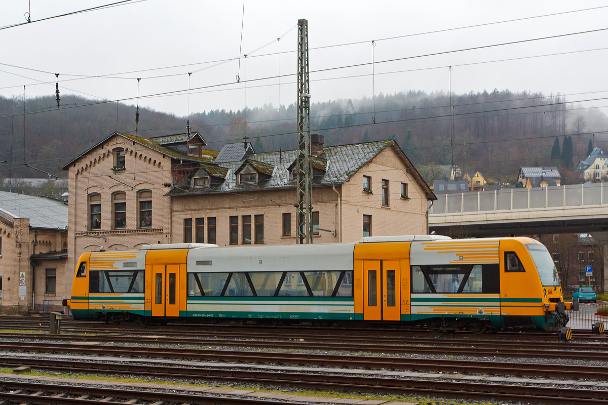 
Der VT 650.61 (95 80 0650 061-4 D-ODEG) der Ostdeutsche Eisenbahn GmbH (ODEG) ist am 13.12.2014 beim Siegener Hauptbahnhof abgestellt. Nun weiß ich auch warum, er ist von HLB Hessenbahn GmbH angemietet worden, die ab dem 14.12.2014 Betreiber der 3LänderBahn ist.  Fünf dieser Stadler RegioShuttle RS (BR 650) wurden u.a. angemietet.

Die 3LänderBahn übernimmt zum Fahrplanwechsel im Dezember 2014 den kompletten Fahrzeugpark der vectus Verkehrsgesellschaft mbH. Der HLB gehörten 74,9% Gesellschaftsanteile der vectus, die restlichen 25,1% hatte die Westerwaldbahn (WEBA)  Zusätzlich zu den 25 ehemaligen vectus-Fahrzeugen (18 Lint 41 und 7 Lint 27) setzt die DreiLänderBahn ab dem Fahrplanwechsel angemietete Züge anderer Eisenbahnunternehmen ein (1 VT 629, 5 RegioShuttle RS 1 und 9 GTW 2/6). Ab August 2015 wird der Fahrzeugpark der 3LänderBahn durch 7 bereits von der HLB bestellten, fabrikneuen LINT 41 ergänzt.