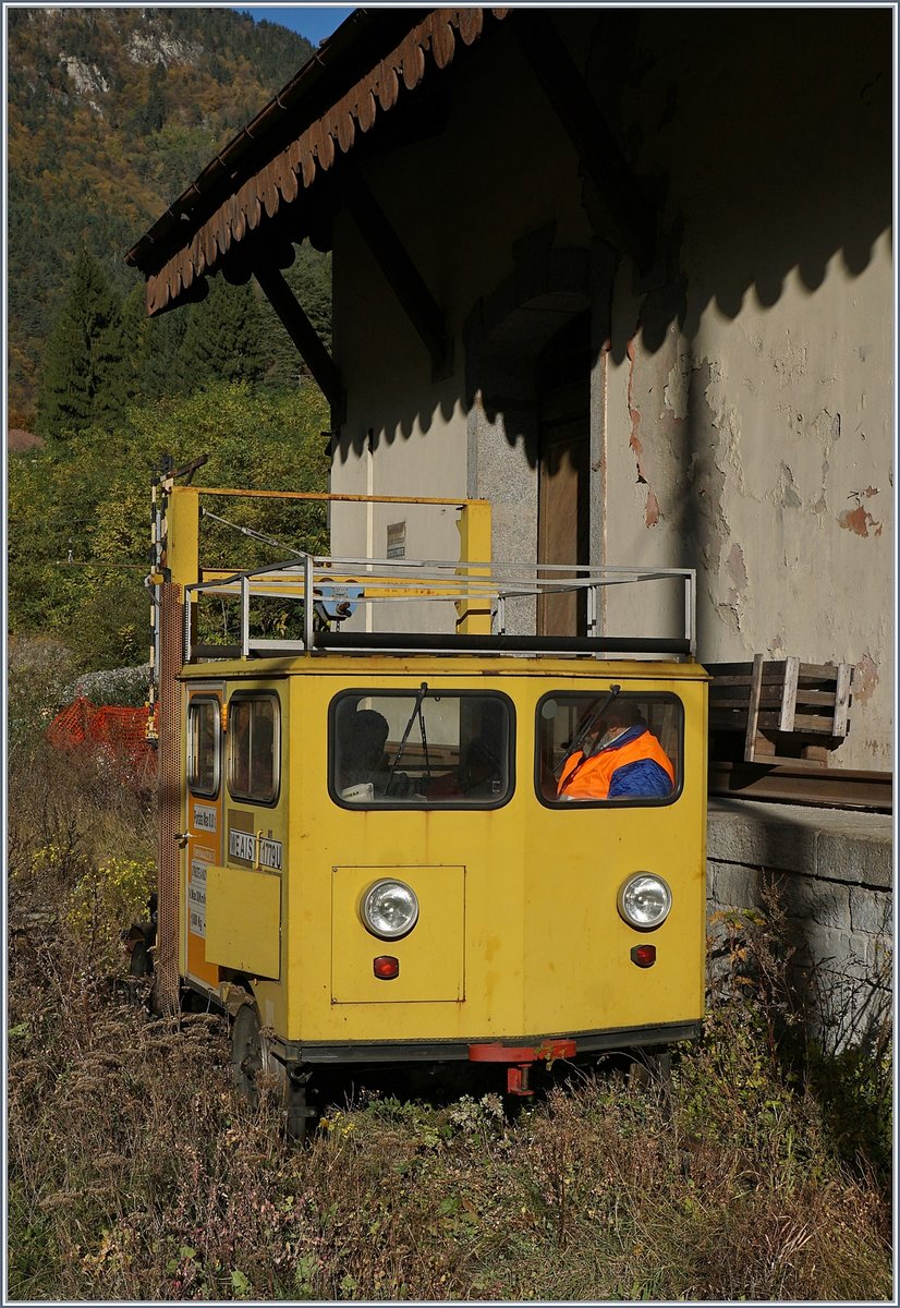 Der WE AIS MI 1179U war ja hier schon zu sehen; doch das in das kleine gelbe Ding auch leute rein passen und es dann sogar fährt, hatte ich bisher noch nicht erlebt: Das Dienstfahrzeug verlässt einen Abstellplatz in Varzo.
27. Okt. 2017