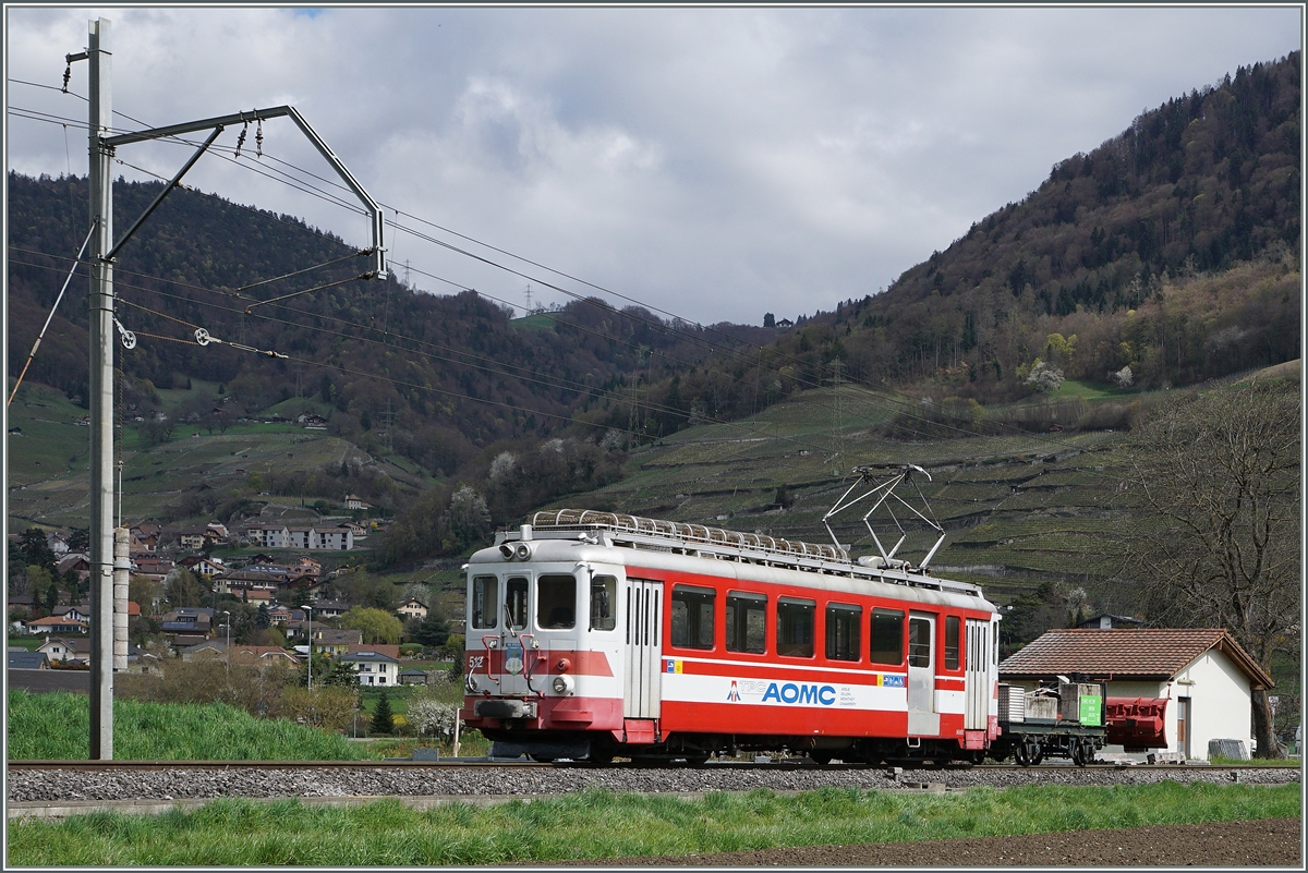 Der Winter ist vorbei! Der AOMC Xeh 4/4 512  Val d'Illiez  f�hrt mit dem X2 957 Richtung Aigle. Es d�rfte eine der letzten Fahrten des Xeh sein, denn schon ab dem 25. April 2016 wird die AOMC f�r einen freiz�gigeren Fahrzeugaustauch den �brigen TPC Strecken (AL/ASD) angeglichen, wobei nur die Beh 4/8 591 und 592 f�r das andere Stromsystem und Zahnstange umger�stet werden. Bei Villy, den 7. April 2016