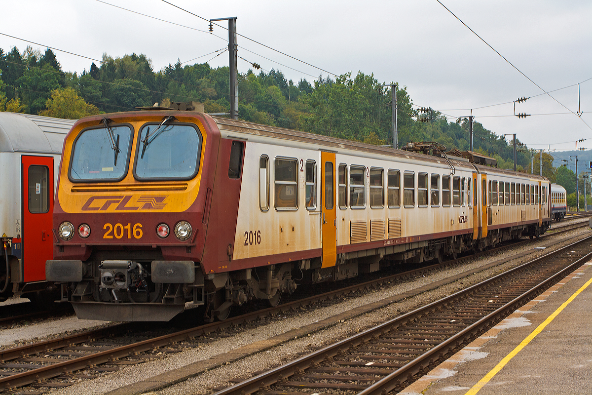 
Der  Z2  CFL  2016 (94 82 00 2016 1-4 L-CFL / 94 82 00 2016 2-2 L-CFL) ist am 14.09.2014 im Bahnhof Ettelbrück (Ettelbréck) abgestellt. 

Ein Besuch der Waschstraße wäre mal nötig gewesen, aber an diesen Tagen nicht möglich, da die Strecke nach Luxemburg Stadt gesperrt war.

Die Elektrischen Doppeltriebwagen Z2 basieren auf einer Entwicklung der SNCF Baureihe Z 1150 welche von dem Konsortium von De Dietrich, ANF und Alstom entwickelt und gebaut wurden. Von der CFL Baureihe 2000 wurden 1990-1992 von De Dietrich in Reichshoffen/Elsaß (heute Alstom DDF) 22 Stück wurden für die CFL gebaut. 

Technische Daten:
Spurweite: 1.435 mm 
Achsformel: Bo'Bo'+2'2' (Nicht wie viele Quellen sagen 2'Bo'+2'2')
Länge über Kupplung: 50.200 mm  (Triebfahrzeug + Beiwagen)
Fahrzeughöhe: 3.680 mm (4.300 über Stromabnehmer)
Fahrzeugbreite: 2.848 mm
Drehzapfenabstand: 17.850 mm / 6.700 mm / 18.250 mm
Achsabstand im Antriebs-Drehgestell: 2.600 mm
Achsabstand im Lauf-Drehgestell: 2.560 mm
Treibrad Durchmesser: 1.000 mm
Laufrad Durchmesser:  890 mm
Eigengewicht: 108,12 t
Bremsgewicht: 145 t
Leistung: 	1.200 kW	 
Höchstgeschwindigkeit: 160 km/h
Stromsystem: 25 kV AC 50Hz
Kupplungstyp: 	Scharfenbergkupplung
Sitzplätze: 172

Der Stromabnehmer befindet sich auf dem Beiwagen. 

Quelle: CLF
