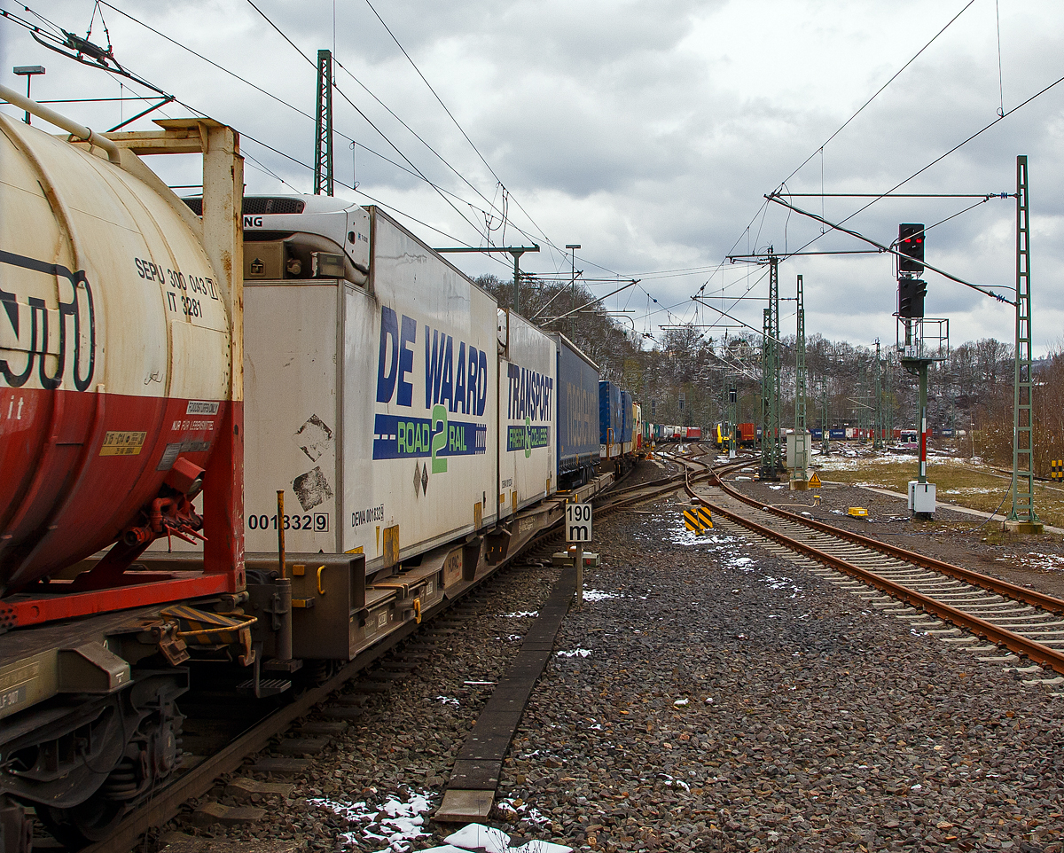 Der Zug hatte mich einfach nur überrascht, da ich noch auf den Gegenzug fixiert war.....
Eine TRAXX F140 AC1 (BR 185.0) der DB Cargo fährt am 02.04.2022 mit einem KLV-Zug durch Betzdorf (Sieg) in Richtung Köln. 
