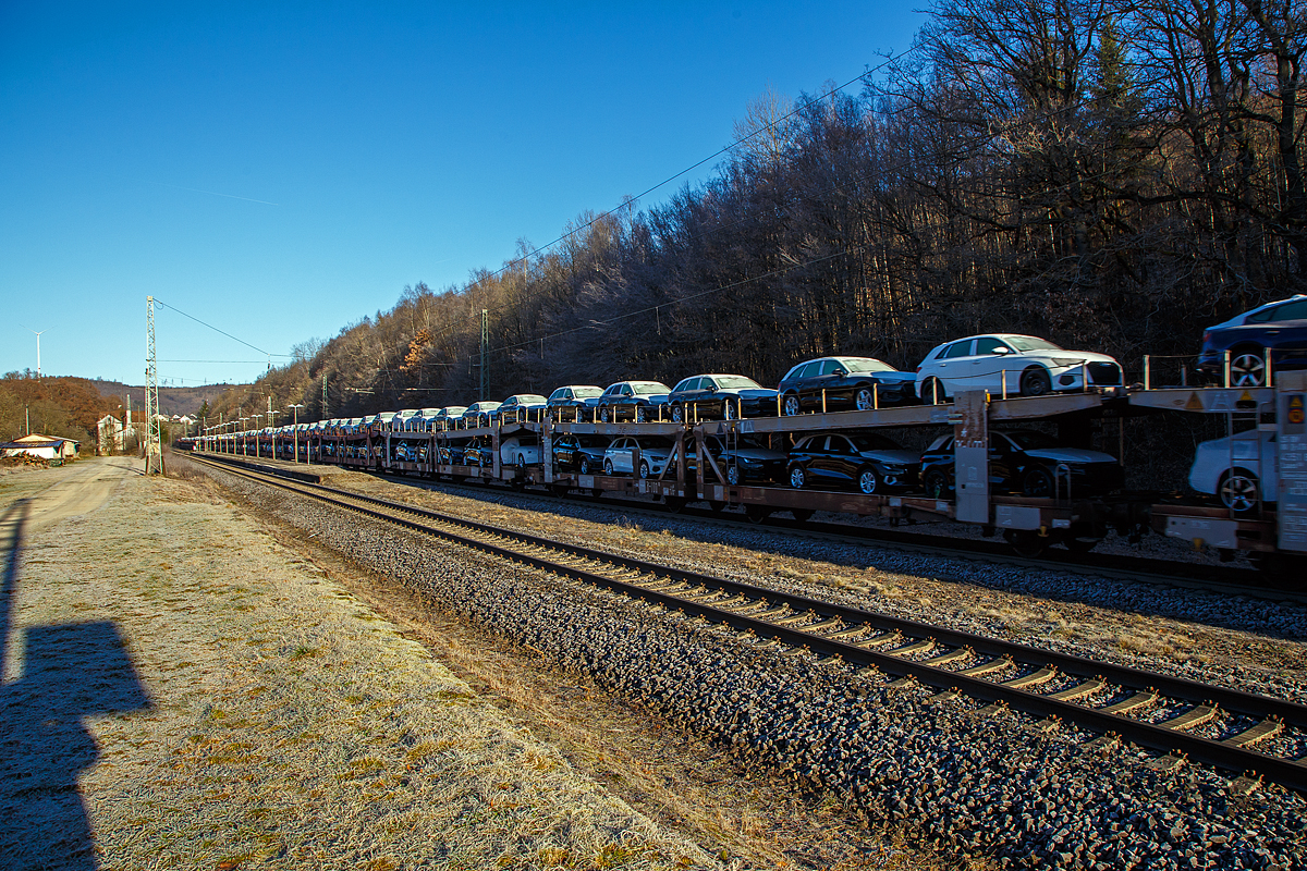 Der Zug ist, im Nachschuss, noch nicht zu Ende, aber die Lok schon aus dem Bilde...
Die 185 082-5 (91 80 6185 082-5 D-DB) der DB Cargo AG fährt am kalten Vormittag des 21.12.2021, mit einem sehr langen Autotransportzug der DB Cargo Logistics GmbH, durch Dillbrecht in Richtung Ruderdorf.
