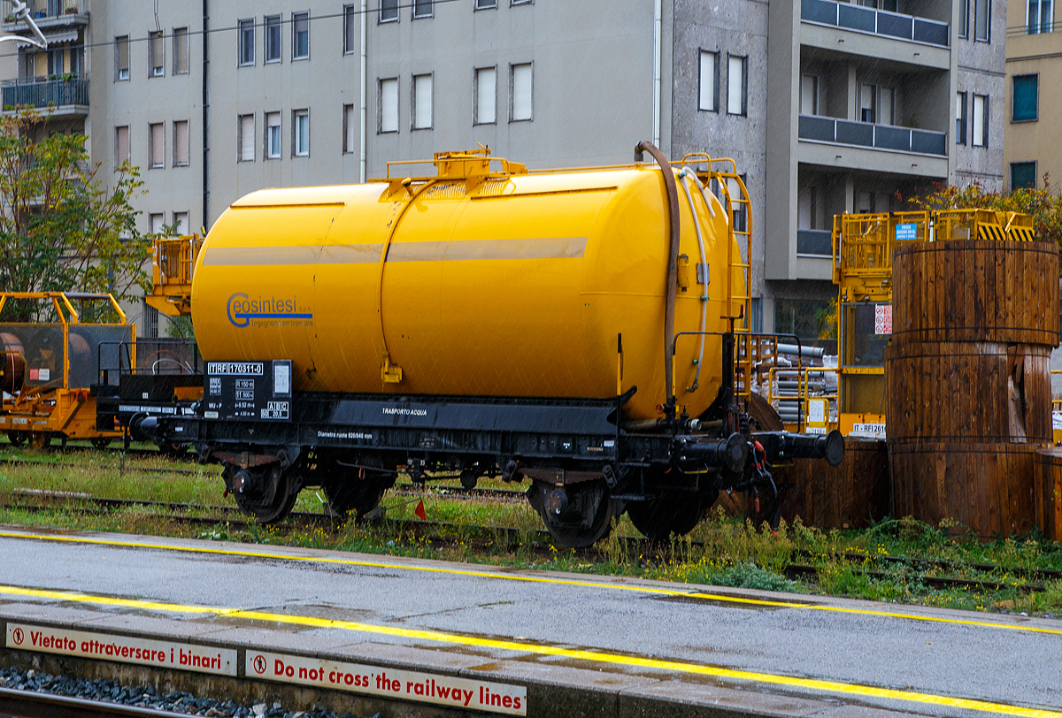 Der zweiachsiger Kesselwagen IT- RFI-170 311-0 der italienischen Unterhaltungsfirma Geosintesi S.p.A. ist am 03.11.2019 beim Bahnhof Lecco abgestellt. Der Wagen dient als Wasserwagen (Transporto Acqua), vermutlich zu einem Unkrautspritzzug.

TECHNISCHE DATEN (laut Anschriften).
Spurweite: 1.435 mm (Normalspur)
Achsanzahl: 2
Länge über Puffer: 8.520 mm
Achsabstand: 4.500 mm
Laufraddurchmesser: 920 mm (neu) / 840 mm (abgenutzt)
Eigengewicht: 11.500 kg
Tankinhalt: 
Max. Ladegewicht: 20,5 t (ab Streckenklasse A)
Höchstgeschwindigkeit: 80 km/h
Bremse: WU-P
