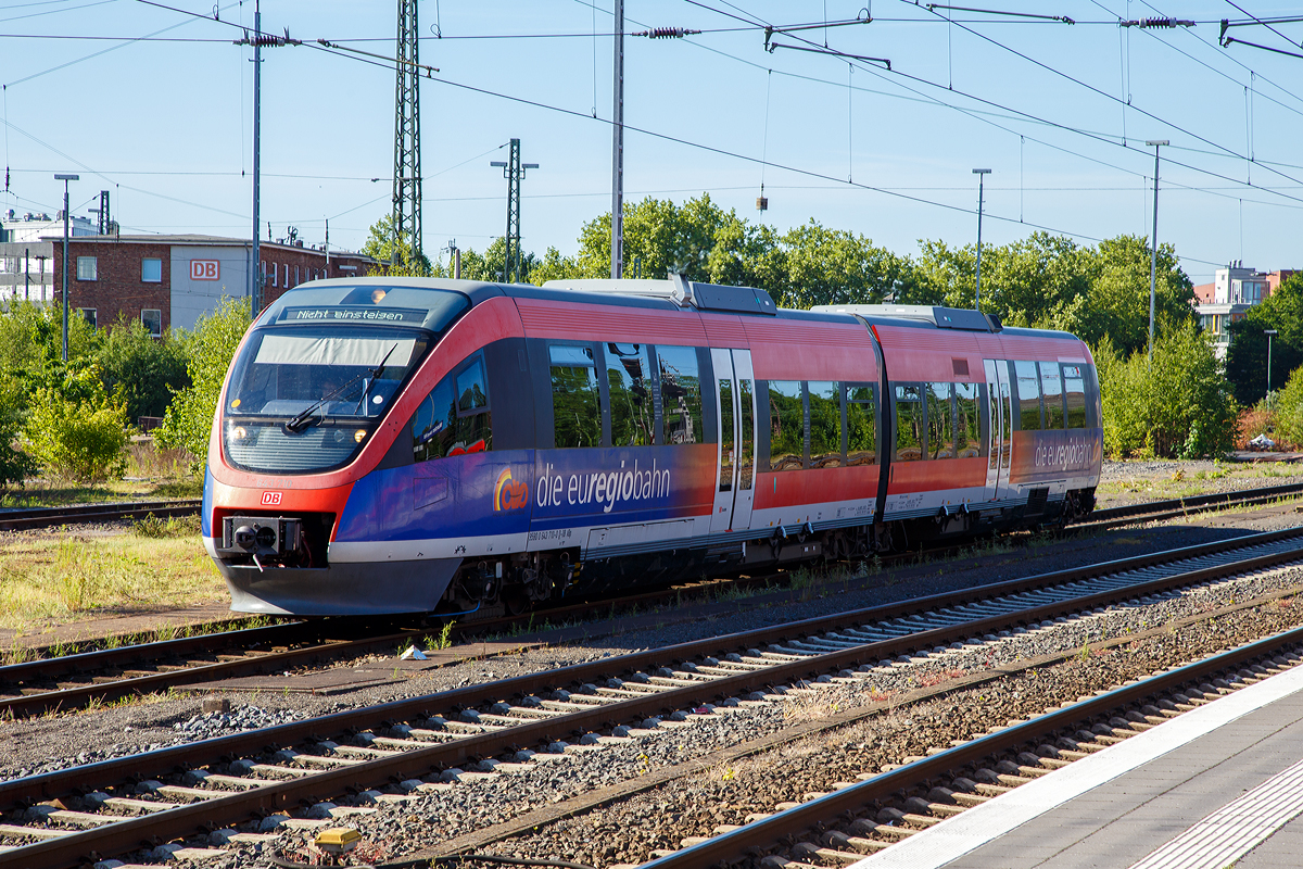 
Der zweiteilige Bombardier Talent mit diesel-mechanischem Antrieb 643 710 / 643 210 der Euregiobahn am 01.06.2017 beim Hbf Münster (Westf). Eigentlich ist seine Heimat der Aachener Raum und nicht das Münsterland.

Die Baureihe 643.2 aus der Talent-Familie der Firma Bombardier ist die kurze Version der Baureihe 643 und wird hauptsächlich im Raum Aachen eingesetzt.

Die zweiteiligen Dieseltriebwagen verfügen über eine Mittelpufferung und zwei Türen pro Fahrzeugseite. Im Eingangsbereich und im Mittelteil ist der Fahrzeugboden auf 80 cm abgesenkt. Es können mehrere Fahrzeuge zusammengekuppelt werden.

Die Baureihe 643.2 ist für S-Bahn-ähnliche Verkehre in kleineren Agglomerationsräumen auf Haupt- und Nebenstrecken mit kurzen Haltestellenabständen und geringem bis mittlerem Fahrgastaufkommen entwickelt worden. Die Mehrfachtraktion auf Hauptstrecken mit betrieblicher Stärkung und Schwächung des Zugverbands an Abzweigbahnhöfen (Flügelung) sind unverkennbarer Bestandteil des Fahrzeugkonzepts. Durch die Fußbodenhöhe von 80 cm kann die Baureihe 643.2 auch auf Strecken mit niedrigeren Bahnsteighöhen (z. B. 38 cm) eingesetzt werden.

TECHNISCHE DATEN der BR 643.2 (zweiteilig, DB Version):
Spurweite: 1.435 mm (Normalspur)
Achsanordnung: B' 2' B'
Länge über Kupplung:   36.610 mm 
Fahrzeugbreite:  2.925 mm
Fahrzeugbodenhöhe im Einstieg: 	800 mm / Hochflurbereich 1.190 mm
Türen pro Fahrzeugseite:  2
Sitzplätze:  96 (nur 2.Klasse)
Eigengewicht:  57.5 t 
Antriebsart:  dieselmechanisch
Motorleistung  2 x 315 kW
Höchstgeschwindigkeit  120 km/h
Beschleunigung  0,7 m/s²
Bremsverzögerung  1,2 m/s²
