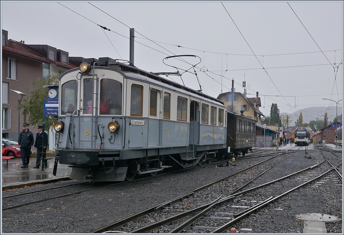 Derni�re du Blonay - Chamby - das 50. Jahre Jubil�um beschliesst die Blonay Chamby Bahn mit einer Abschlussvorstellung: Der MCM BCFeh 4/4 N� wartet mit dem BOB  Kaiserwagen  auf die Abfahrt nach Chaulin.
28. Okt. 2018