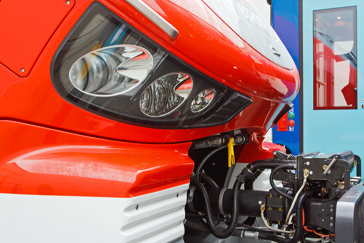 
Detail (Frontpartie, ein anderer Blickwinkel) von dem DB Dieseltriebwagen PESA LINK 631-001 (95 80 0631 001-4 D-DB ABpd) das Vorserienfahrzeug das auf der InnoTrans 2014 in Berlin (26.09.2014) vorgestellt wurde.