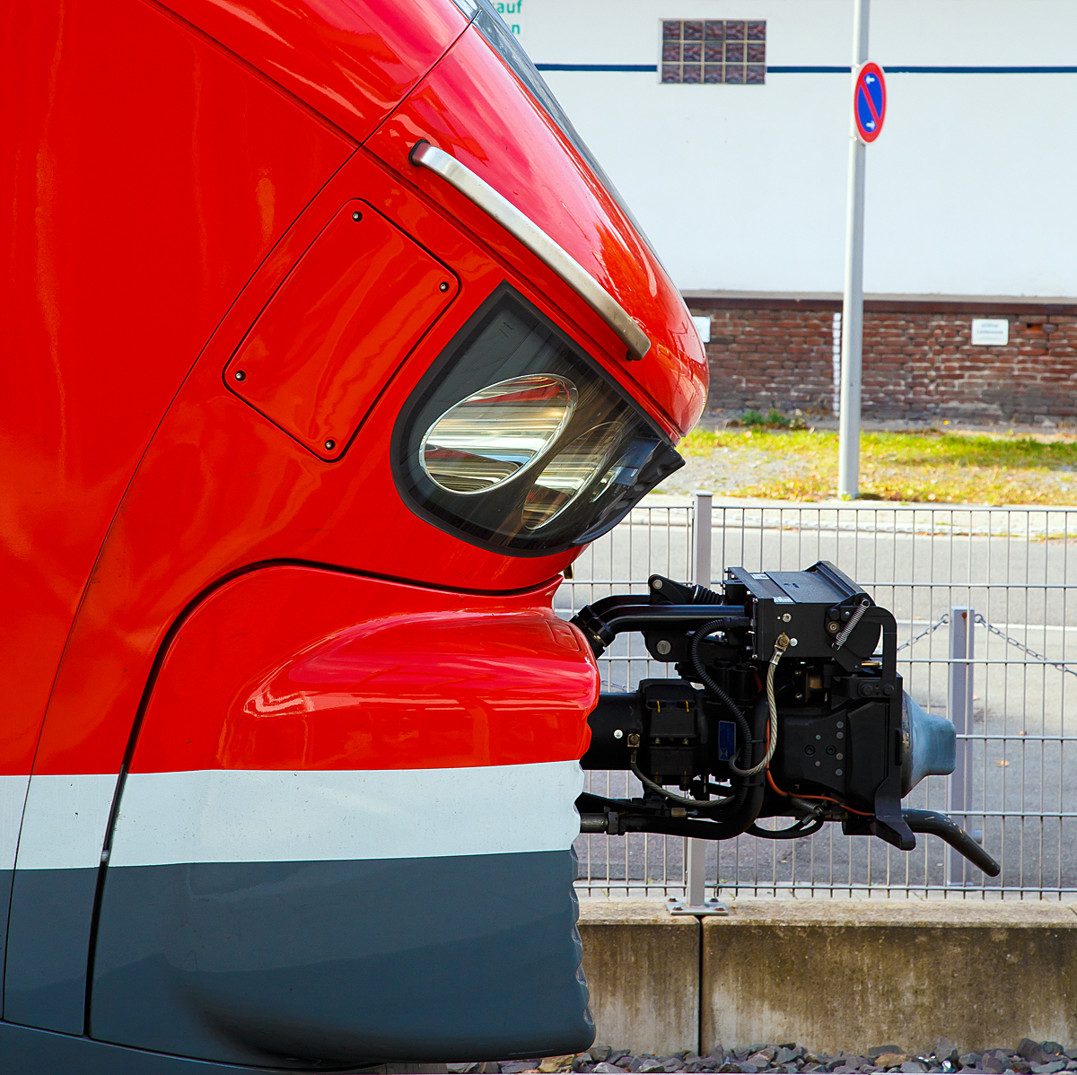 
Detailbild der Frontpartie von dem DB Dieseltriebwagen PESA LINK II 632 109-4 (95 80 0 632 109-4 D-DB ABpd) am 06.10.2018 im Bf Lüdenscheid.