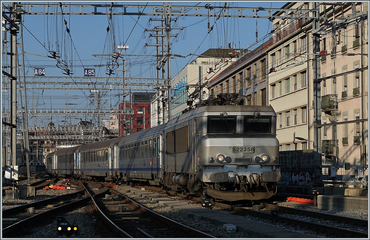 Dichter Verkehr mit wechselnder Spannung im westlichen Bahnhofskopf von Genève. Die SNCF BB 22358 erreicht mit ihrem TER von Lyon kommend ihr Ziel Genève. Dazu müssen nicht nur die Weichen richtig stehen, sondern auch die entsprechenden Stromabschnitte die Lok mit 25000 Volt/50 Hertz Wechselstrom versorgen. 

19. Juli 2021