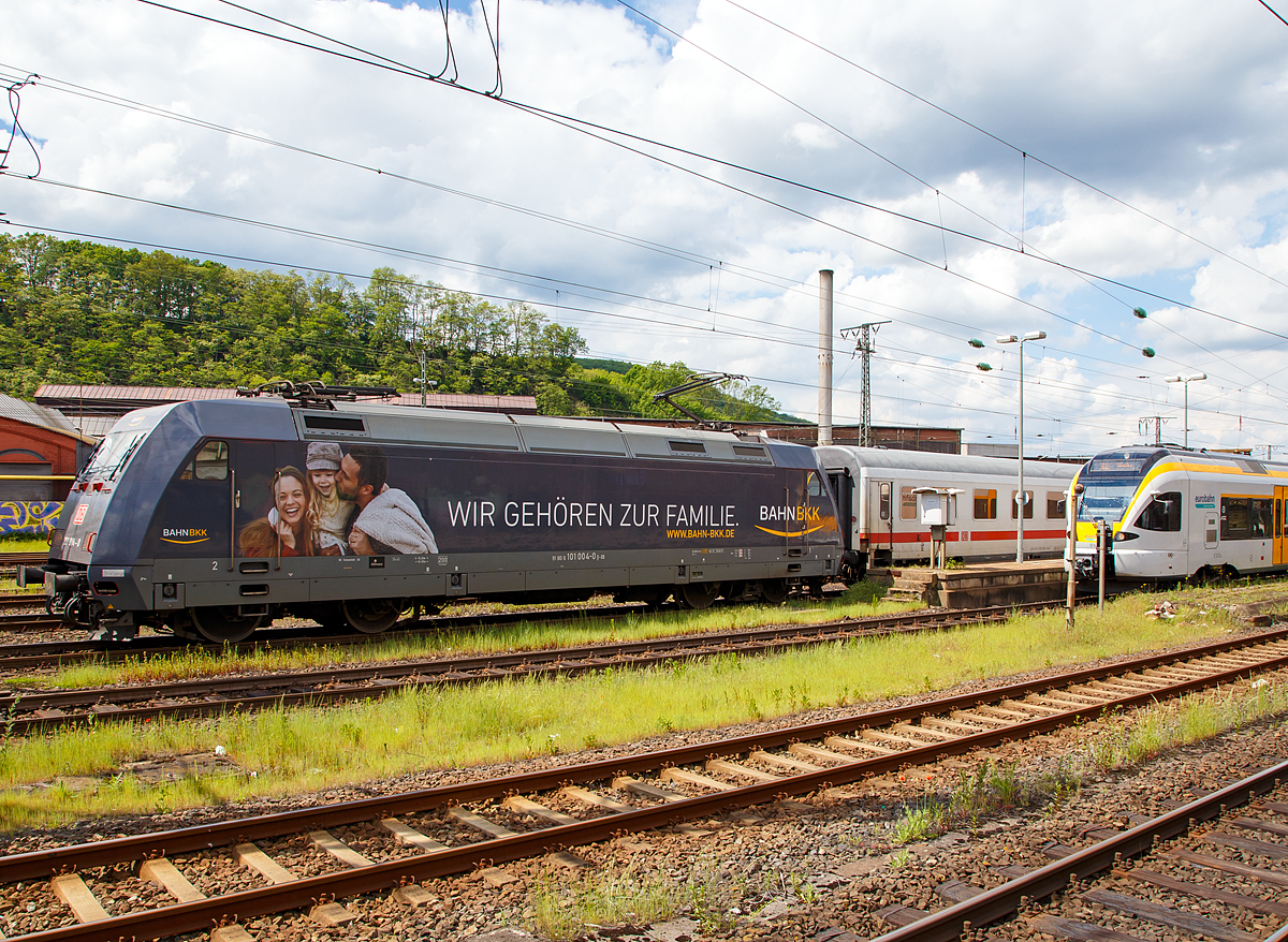 
Die 101 004-0  Bahn BKK (91 80 6101 004-0 D-DB) der DB Fernverkehr AG verläßt am 20.05.2017 mit einem IC den Hbf Hagen. 

Die Lok wurde 1996 von ABB Daimler-Benz Transportation GmbH (ADtranz) in Kassel unter der Fabriknummer 33114 gebaut.