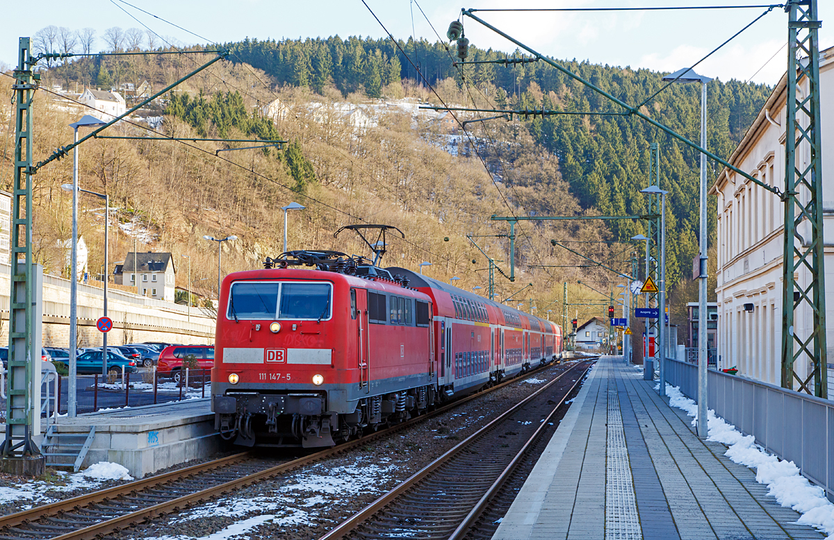 
Die 111 147-5 (91 80 6111 147-5 D-DB) der DB Regio NRW fährt am 08.02.2015 mit dem RE 9 - Rhein Sieg Express (RSX) Aachen - Köln - Siegen vom Bahnhof Kirchen/Sieg weiter in Richtung Siegen.