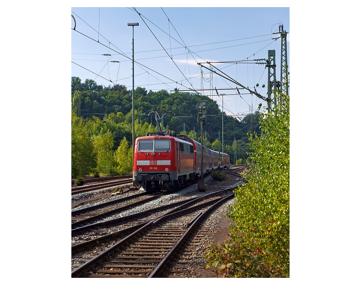 Die 111 156-6 schiebt den RE 9 (Rhein-Sieg-Express) Siegen - K�ln - Aachen nun von Betzdorf (Sieg) weiter in Richtung K�ln.