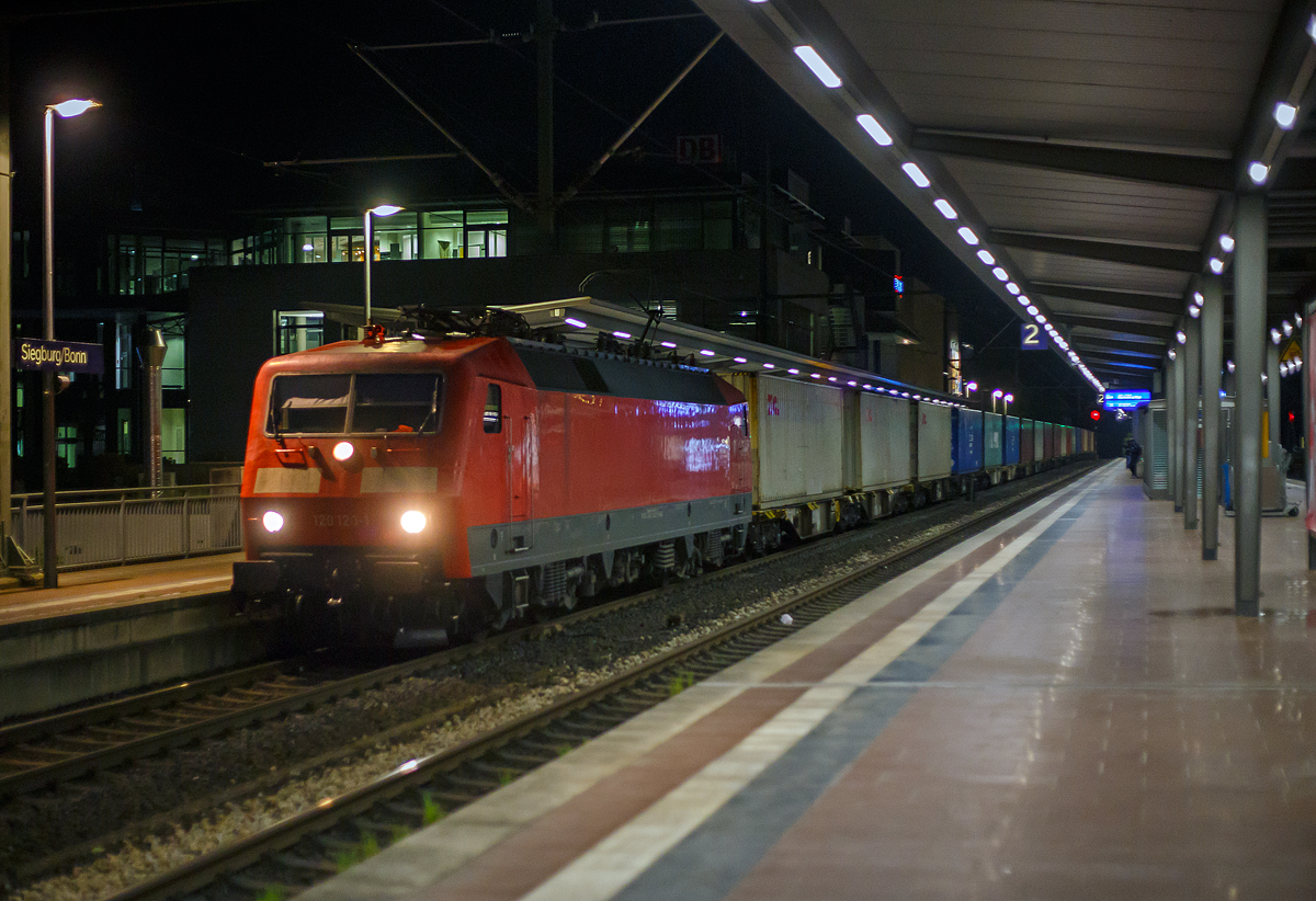 Die 120 120-1 (91 80 6120 120-1 D-BLC) der Bahnlogistik24 GmbH, Dresden (über die Nürnberger Leasing GmbH geleast) fährt am 16.05.2022 (um 23.33 Uhr), mit einem langen Containerzug, von der Siegstrecke kommend durch den Bahnhof Siegburg/Bonn in Richtung Köln.

Die Lok wurde 1987 von der Lokomotiv- und Waggonbaufabrik Krupp in Essen (kurzLOWA) der Friedrich Krupp AG unter der Fabriknummer 5573 (die elektrische Ausrüstung ist von AEG) gebaut DB geliefert. Bis 2021 war sie im Bestand der DB Fernverkehr AG, nun fährt sie für die Bahnlogistik24 GmbH (BLC), wobei Eigentümer der Lok ist die Nürnberger Leasing GmbH (Schwaig).
