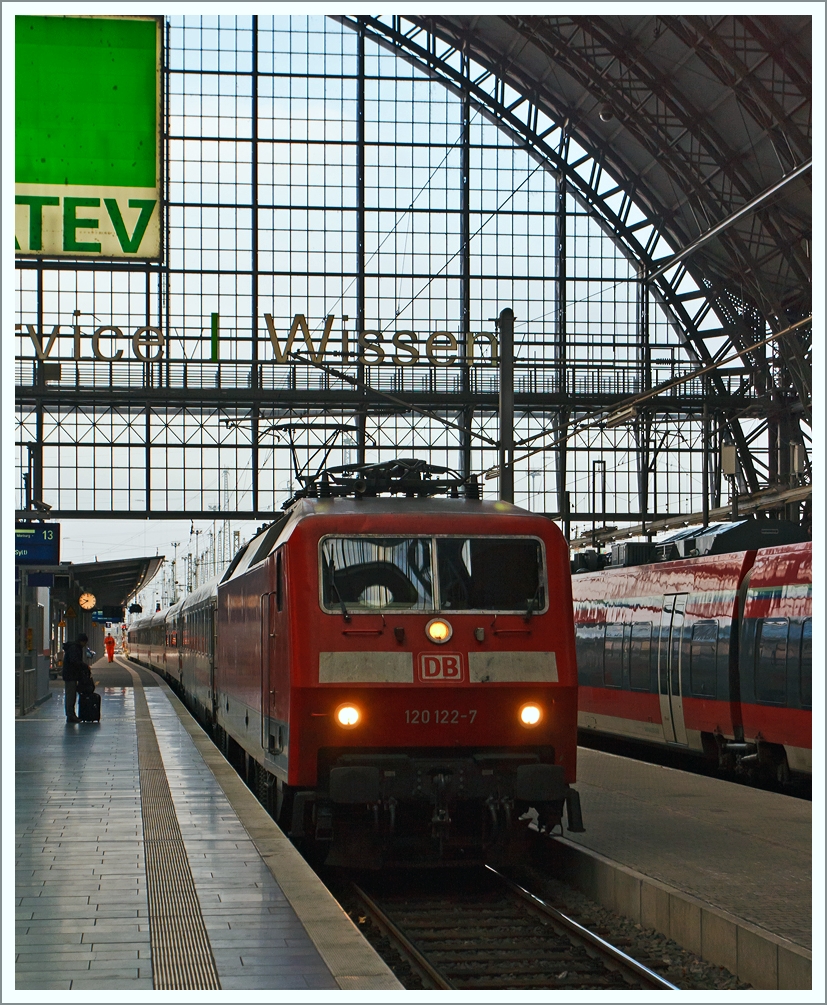 Die 120 122-7 fährt mit dem IC 2170  Stuttgart Hbf - Frankfurt/Main Hbf - Gießen - Hannover Hbf - Hamburg - Westerland(Sylt) am 07.12.2013 in den Hbf Fankfurt am Main ein. 

Nach der Einfahrt übernimmt dann die 101 088-3 den IC, da dieser keinen Steuerwagen besitzt. 