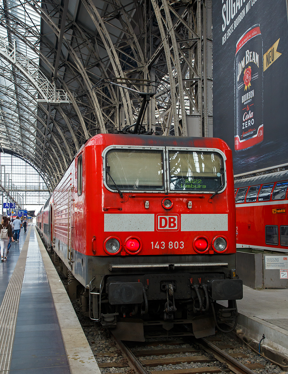 Die 143 803 (91 80 6143 803-5 D-DB) der DB Regio, ex DR 243 803-4 steht am 18.05.2018 mit dem RB 22 „Main-Lahn-Bahn“ nach Limburg an der Lahn im Hbf Frankfurt am Main zu Abfahrt bereit.

Die Lok wurde 1988 von LEW (VEB Lokomotivbau Elektrotechnische Werke „Hans Beimler“ Hennigsdorf, ab 1992 wieder AEG) unter der Fabriknummer 20197 gebaut und als 243 803-4 an die DR - Deutsche Reichsbahn ausgeliefert. Zum 01.01.92 erfolgte die Umzeichnung in DR 143 803-5 und mit dem Zusammenschluss beider Deutscher Bahnen zum 01.01.94 wurde sie zur DB 143 803-5.