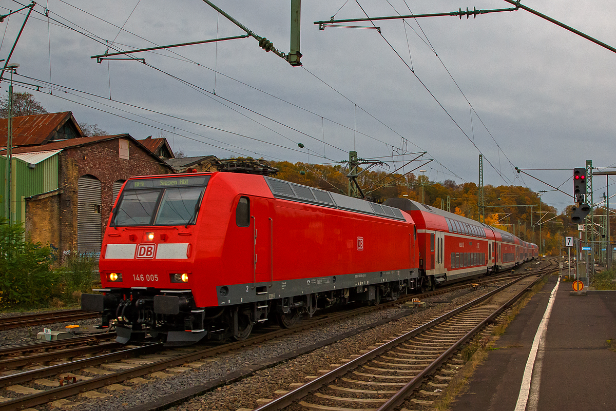 
Die 146 005-4 (91 80 6146 005-4 D-DB) der DB Regio NRW fährt am 15.11.2020, mit dem RE 9 (rsx - Rhein-Sieg-Express) Dürren - Köln - Siegen, in den Bahnhof Betzdorf/Sieg ein. 

Nochmals einen lieben Gruß an den netten Lokführer zurück.
