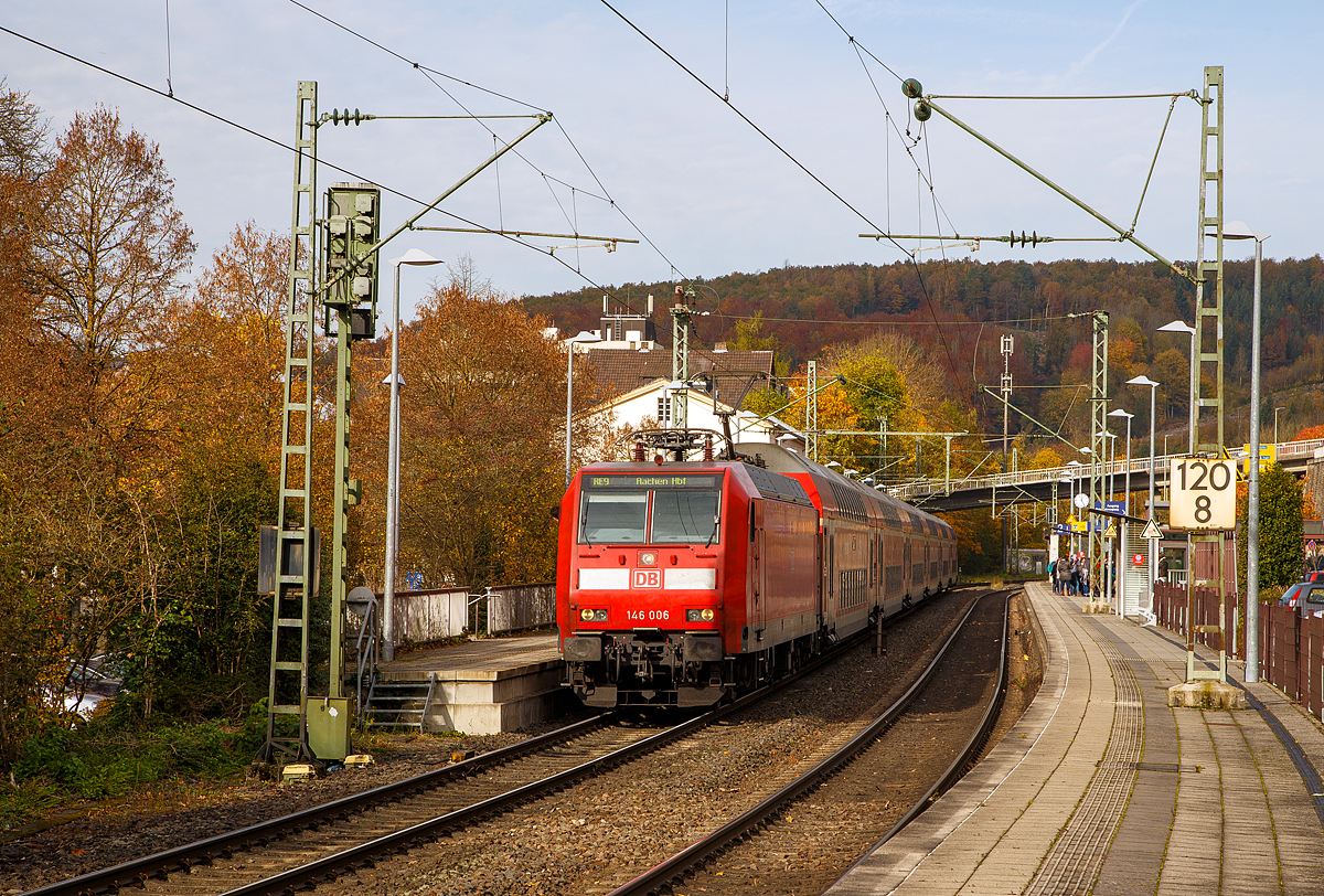 Die 146 006-2 (91 80 6146 006-2 D-DB) der DB Regio NRW am 29.10.2021, mit dem RE 9 (rsx - Rhein-Sieg-Express) Siegen - Köln – Aachen, beim Halt im Bahnhof Kirchen/Sieg. Ungewöhnlich heute mal in dieser Richtung als Zug- und nicht als Schublok. Normalerweise wir der RE 9 in der Zugkonfiguration/ Zugbildung andersherum  gefahren.

Die TRAXX P160 AC1 wurde 2001 von ABB Daimler-Benz Transportation GmbH in Kassel unter der Fabriknummer 33813 gebaut.