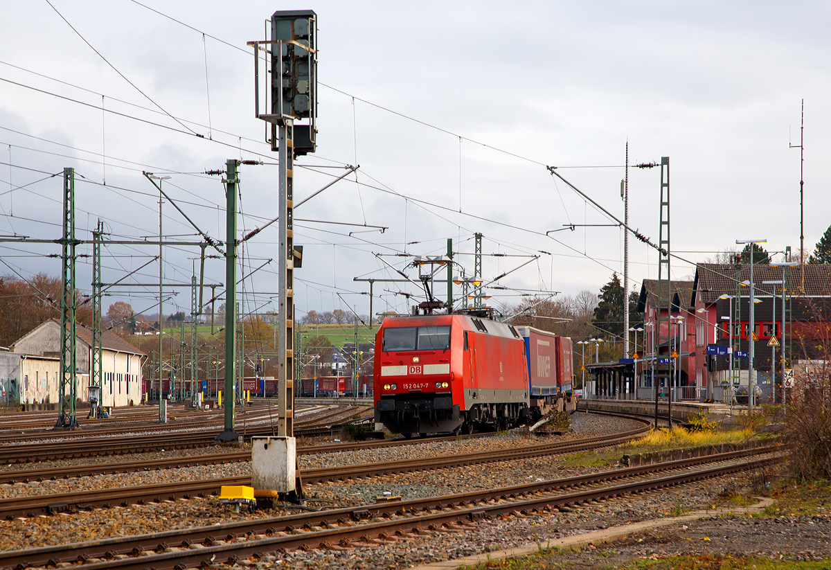 
Die 152 047-7 (91 80 6152 047-7 D-DB) der DB Cargo Deutschland AG f�hrt am 02.12.2018 mit dem Winner-Zug durch den Bf Au (Sieg) in Richtung K�ln.
