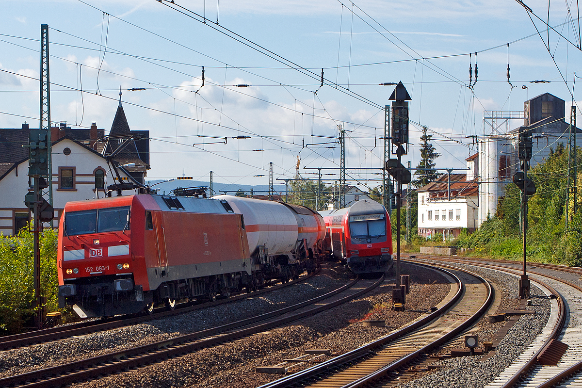 
Die 152 093-1 (91 80 6152 093-1 D-DB) der DB Schenker Rail Deutschland AG fährt am 20.08.2014 mit einen gem. Güterzug durch Butzbach in Richtung Gießen. 

Die Siemens ES64F wurde 2000 von Krauss-Maffei AG in München unter der Fabriknummer 20220 gebaut.