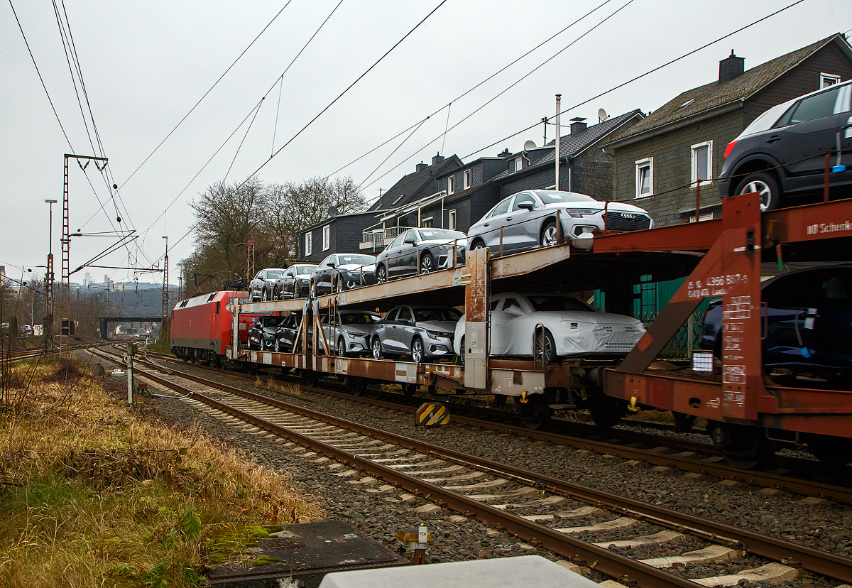 Die 152 167-3 (91 80 6152 167-3 D-DB) der DB Cargo AG kommt am 25.01.2022 mit einem Autotransportzug aus Richtung Gießen. Noch befährt der Zug hier in Siegen befährt sie gerade noch die Dillstrecke (KBS 445) bzw. die zweigleisige Strecke zwischen Siegen-Weidenau und Siegen Ost Gbf, bevor es ein paar Meter weiter auf die Ruhr-Sieg-Strecke (KBS 440) geht.

Hier im dem Nachschuss sieht man gut wo die beiden Strecken zusammen laufen.

Ich stehe hier vor der Schranke am Bahnübergang.

