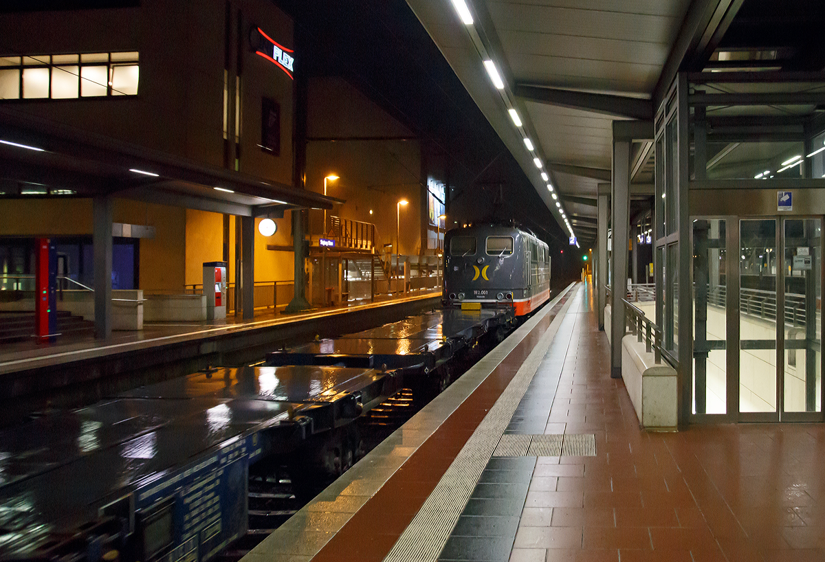 
Die 162.001  Mabuse  (91 80 6151 013-0 D-HCTR) der Hector Rail (Germany) GmbH zieht am 20.02.2017 (23.41 Uhr) eine Containerzug durch den Bahnhof Siegburg/Bonn in Richtung Siegen. 

Die Lok Lok wurde 1973 von Krupp unter der Fabriknummer 5255 und als 151 013-0 an die DB geliefert. Bis zum 29.02.2016 war sie für die DB Cargo (91 80 6151 013-0 D-DB) unterwegs und wurde dann an die Hector Rail verkauft. Die Lok wird aber weiterhin in Deutschland registriert und wird nicht in Schweden geführt. Warum andere Seiten sie unter Schweden führen verstehe ich nicht ganz.