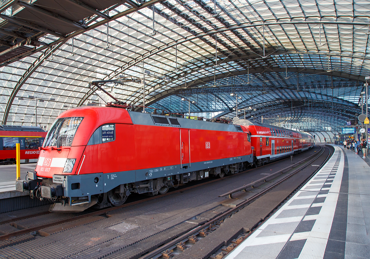 Die 182 007 (91 80 6182 007-5 D-DB) der DB Regio mit dem RE 1 nach Brandenburg Hbf am 18.09.2018 beim Halt im Hbf Berlin. 

Die Lok wurde 2001 von Krauss-Maffei in München unter der Fabriknummer 20304 gebaut. 