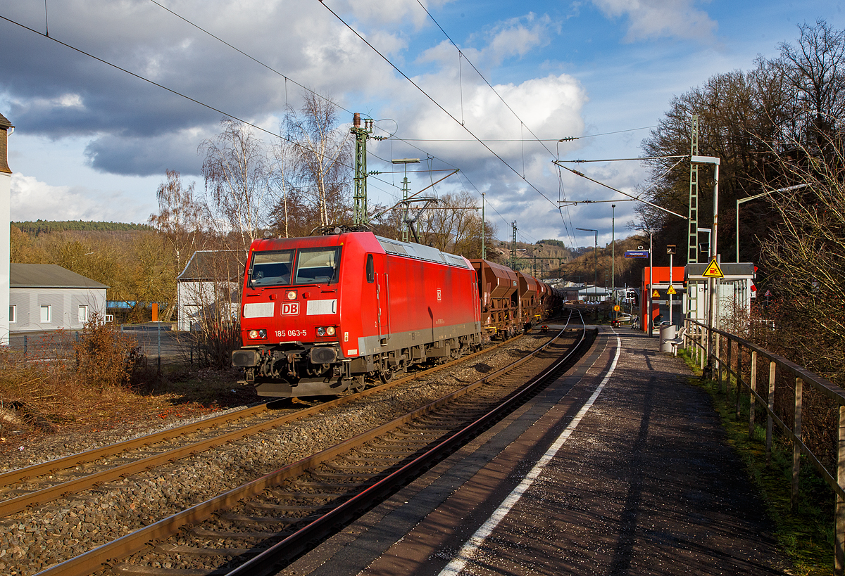 Die 185 063-5 (91 80 6185 063-5 D-DB) der DB Cargo AG f�hrt am 05.02.2022, mit einem Schotterzug, durch Scheuerfeld (Sieg) in Richtung K�ln.

Die TRAXX F140 AC1 wurde 2002 von der Bombardier in Kassel unter der Fabriknummer 33480 gebaut.
