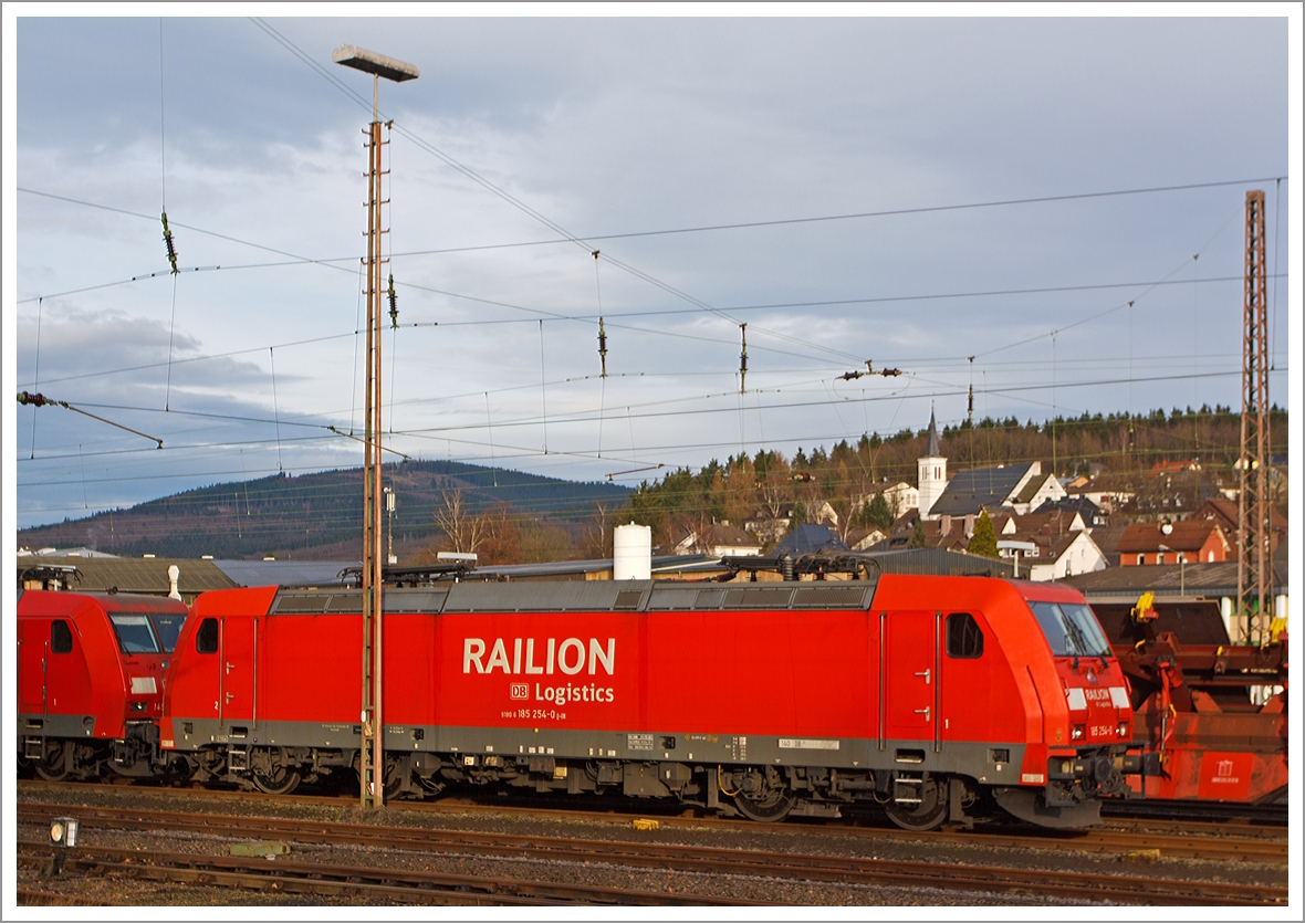Die 185 254-0 der DB Schenker Rail Deutschland abgestellt am 21.12.2013 in Kreuztal. 

Die TRAXX F140 AC2 wurde 2006 bei Bombardier in Kassel unter der Fabriknummer 33796 gebaut, sie hat die NVR-Nummer 91 80 6185 254-0 D-DB .
