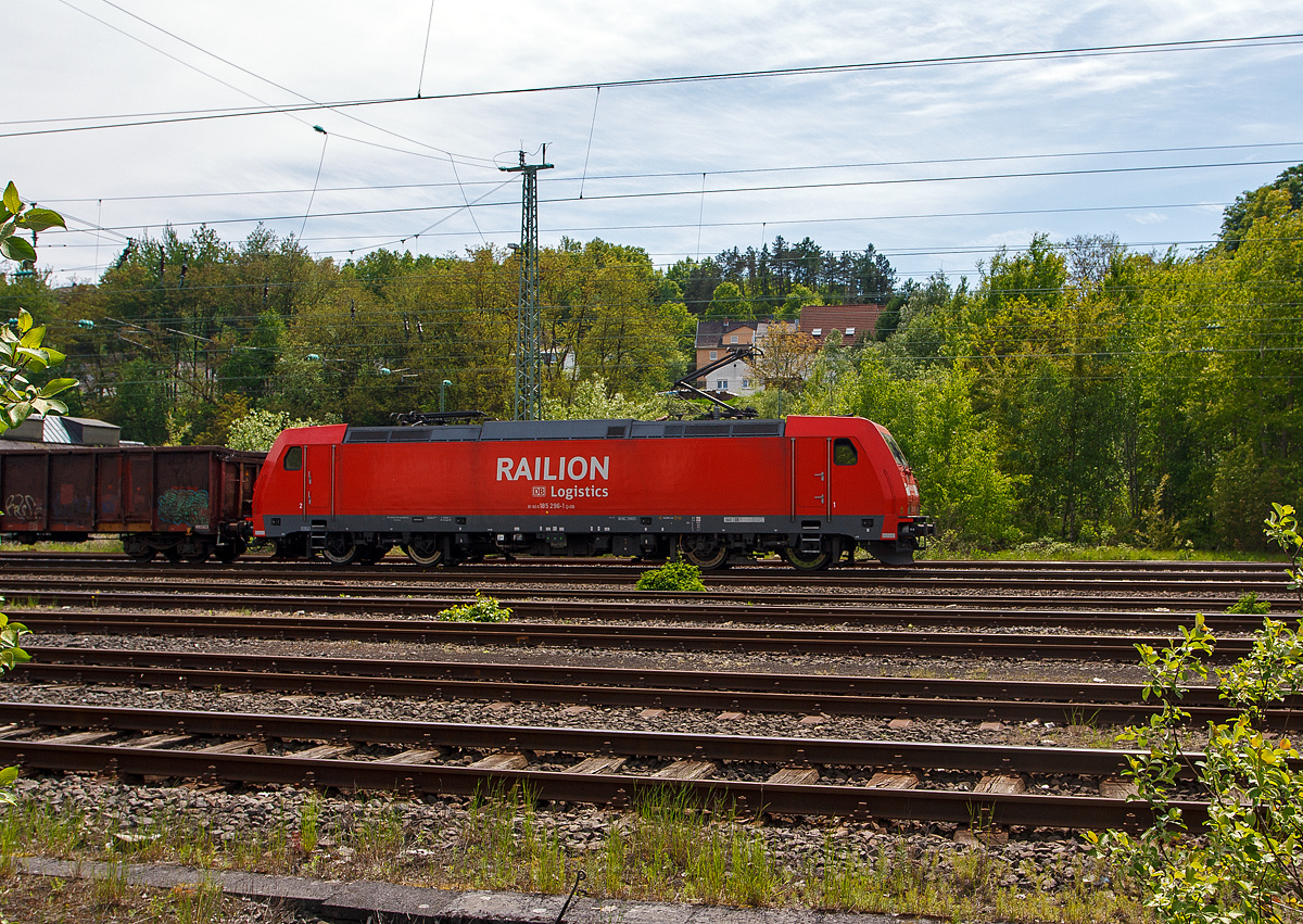 Die 185 296-1 (91 80 6185 296-1 D-DB) der DB Cargo Deutschland AG fährt am 17.05.2012, mit gem. Güterzug, durch Betzdorf (Sieg) in Richtung Köln. 

Die TRAXX F140 AC2 wurde 2007 von Bombardier in Kassel gebaut.
