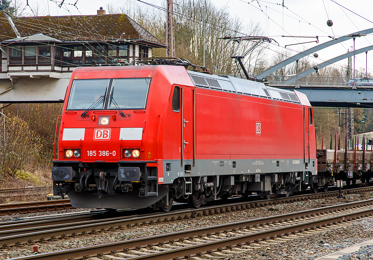 
Die 185 386-0 (91 80 6185 386-0 D-DB) der DB Schenker Rail Deutschland AG verlässt mit ihrem gem. Güterzug am 04.03.2015 Kreuztal in Richtung Hagen, hier passiert sie gerade das Reiterstellwerk Kreuztal Fahrdienstleiter (Kf).  

Die TRAXX F140 AC 2 wurde 2009 bei Bombardier in Kassel unter der Fabriknummer 34686 gebaut. Sie hat die EBA-Nummer EBA 03J15A 169.