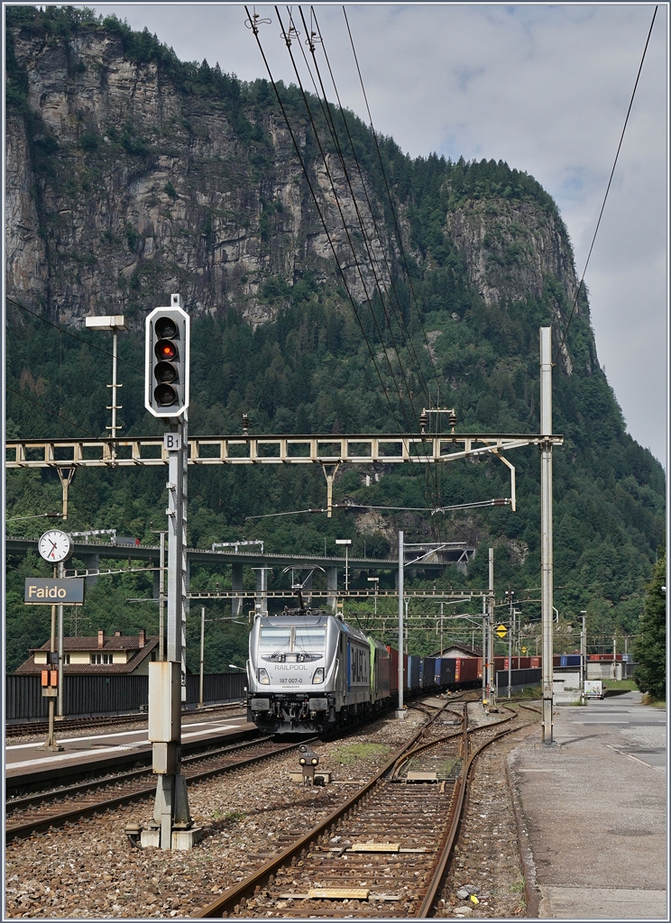 Die 187 007-0 und eine weiter BLS Lok mit einem Güterzug bei der Durchfahrt in Faido.
21. Juli 2016