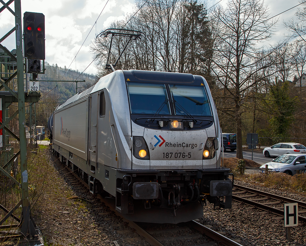 Die 187 076-5 (91 80 6187 076-5 D-RHC) der RheinCargo GmbH & Co. KG fährt am 20.04.2021 mit einem Kesselwagenzug durch Kirchen a. d. Sieg in Richtung Siegen.

Die Bombardier TRAXX F140 AC3 wurde 2016 von der Bombardier Transportation GmbH in Kassel unter der Fabriknummer 35255 gebaut und an RheinCargo geliefert.