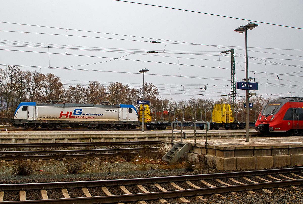 Die 187 320 (91 80 6187 320-7 D-Bebra) der HLG - Holzlogistik und Güterbahn GmbH (Bebra) fährt am 12.11.2021, mit einem leeren Holzzug (2 x vierachsiger Flachwagen in Sonderbauart (Doppelwagen) der Gattung Sggmrrs, als Wagon für Holztransporte mit 32 Rungen bzw. Smart GigaWood-Waggons der INNOFREIGHT, durch den Bahnhof Gießen in Richtung Dillenburg.

Infos zur Lok unter: http://hellertal.startbilder.de/bild/deutschland~e-loks~br-187-traxx-f140ac3-lm/740796/die-187-320-91-80-6187.html

Infos zu den Wagen unter: http://hellertal.startbilder.de/bild/deutschland~wagen~gueterwagen-der-gattung-s-sonst-drehgestellflachwagen/757220/leerer-2-x-vierachsiger-flachwagen-in.html
